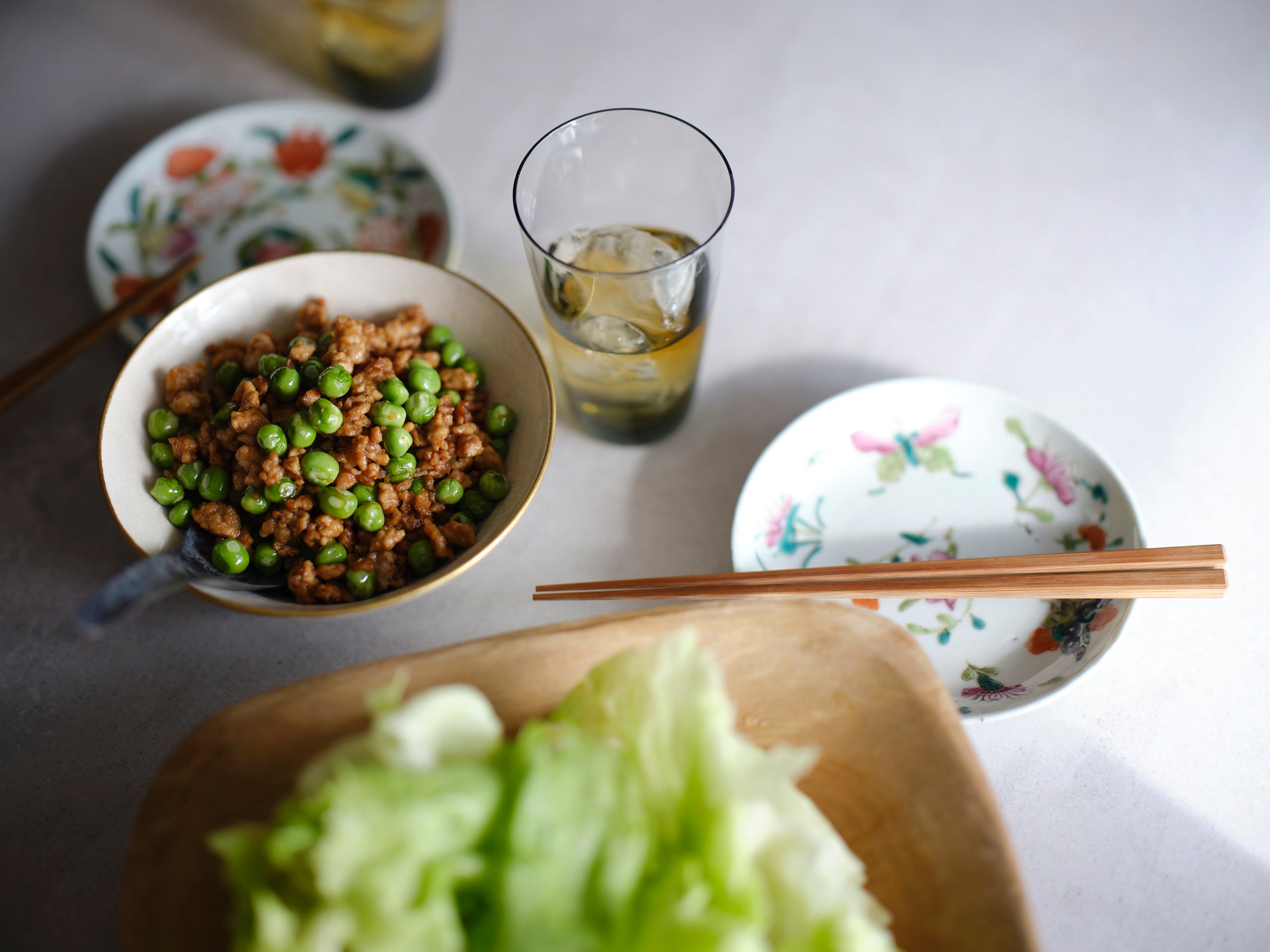 グリーンピースと挽肉の炒め レタス包み