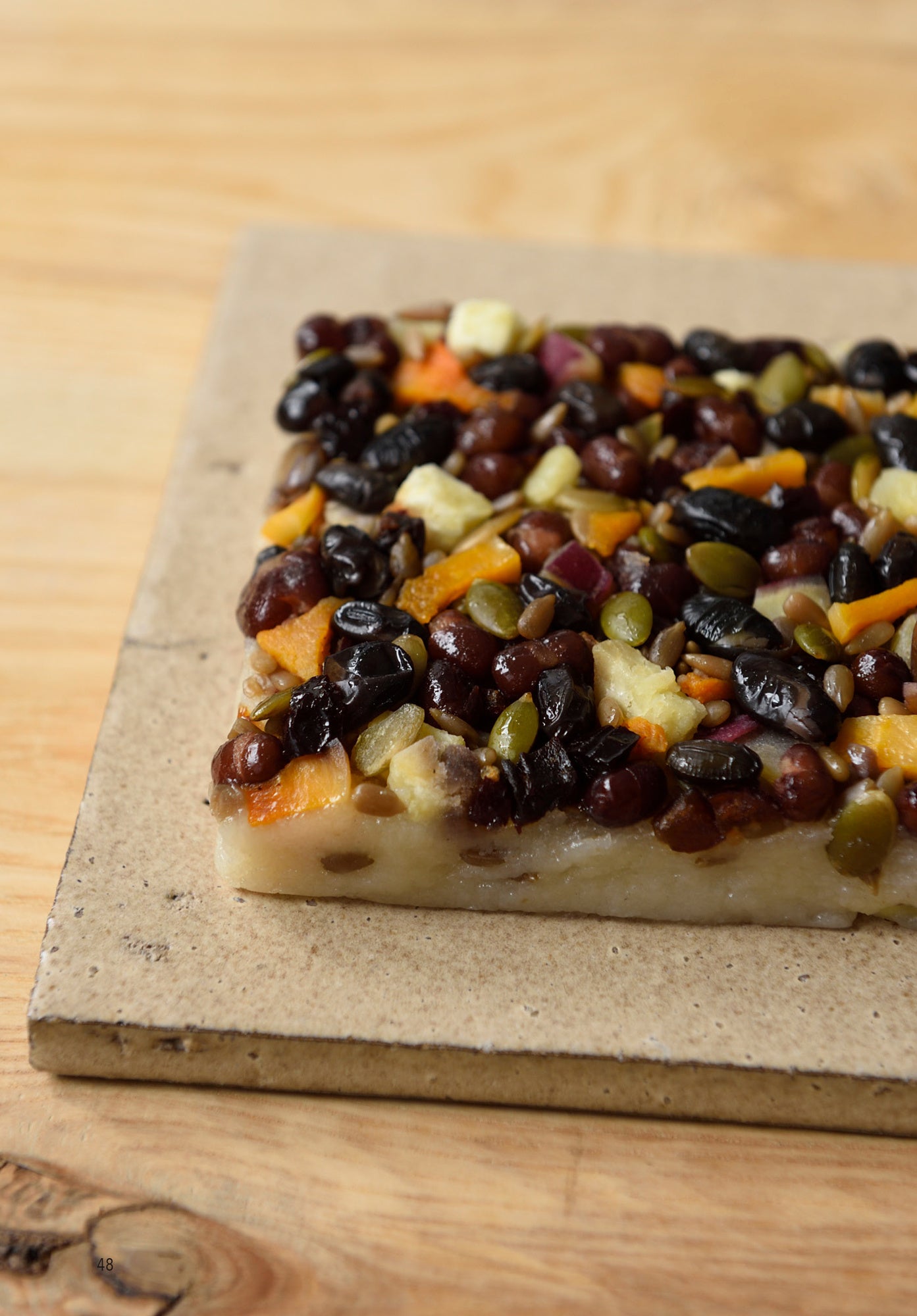 黒豆・ナツメ・カボチャなど、滋養たっぷりの具材がのった栄養餅「ヨンヤンチャルトック」