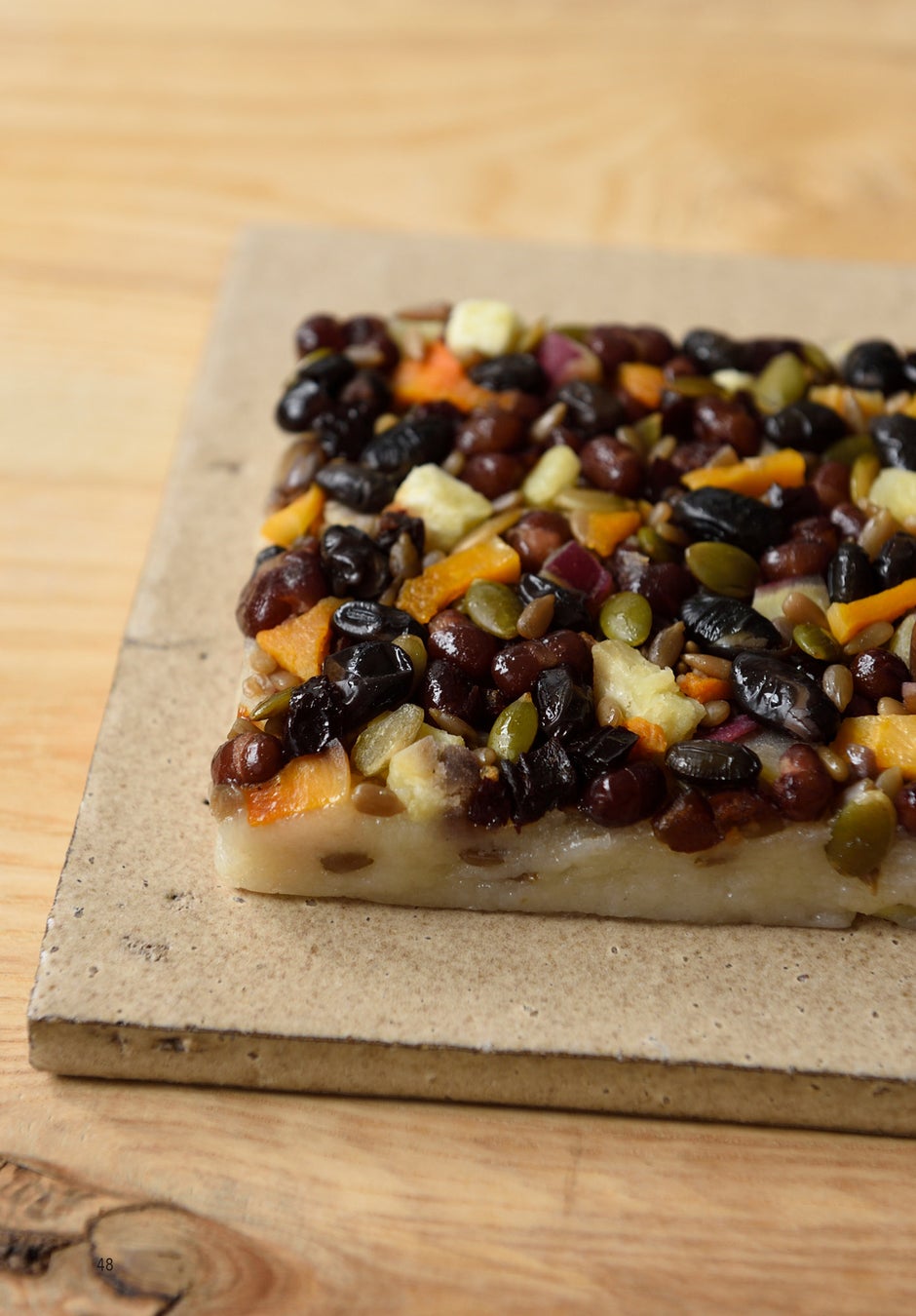 黒豆・ナツメ・カボチャなど、滋養たっぷりの具材がのった栄養餅「ヨンヤンチャルトック」