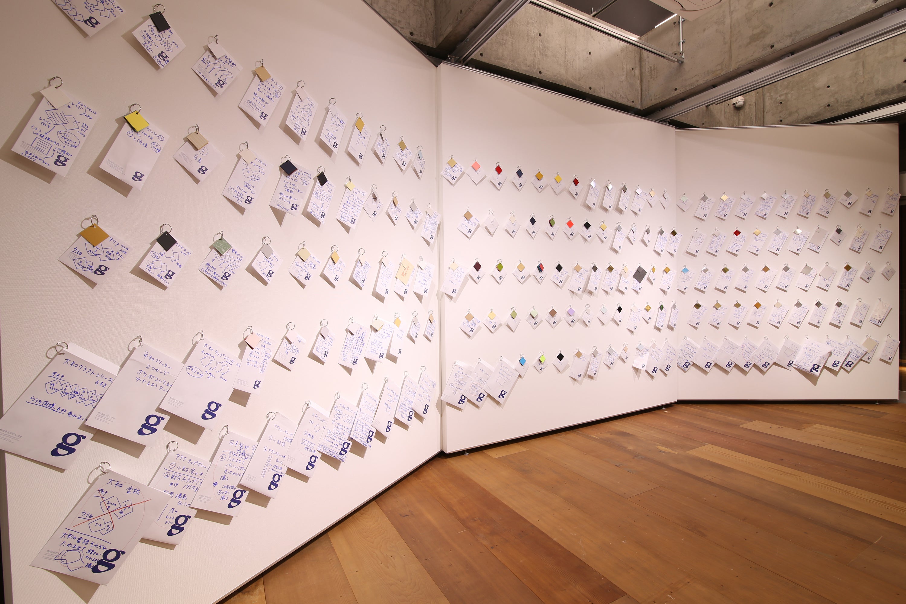 展示風景を見た編集担当「まさか封筒に書き殴った指示書がこんな風に展示されるなんて…！」