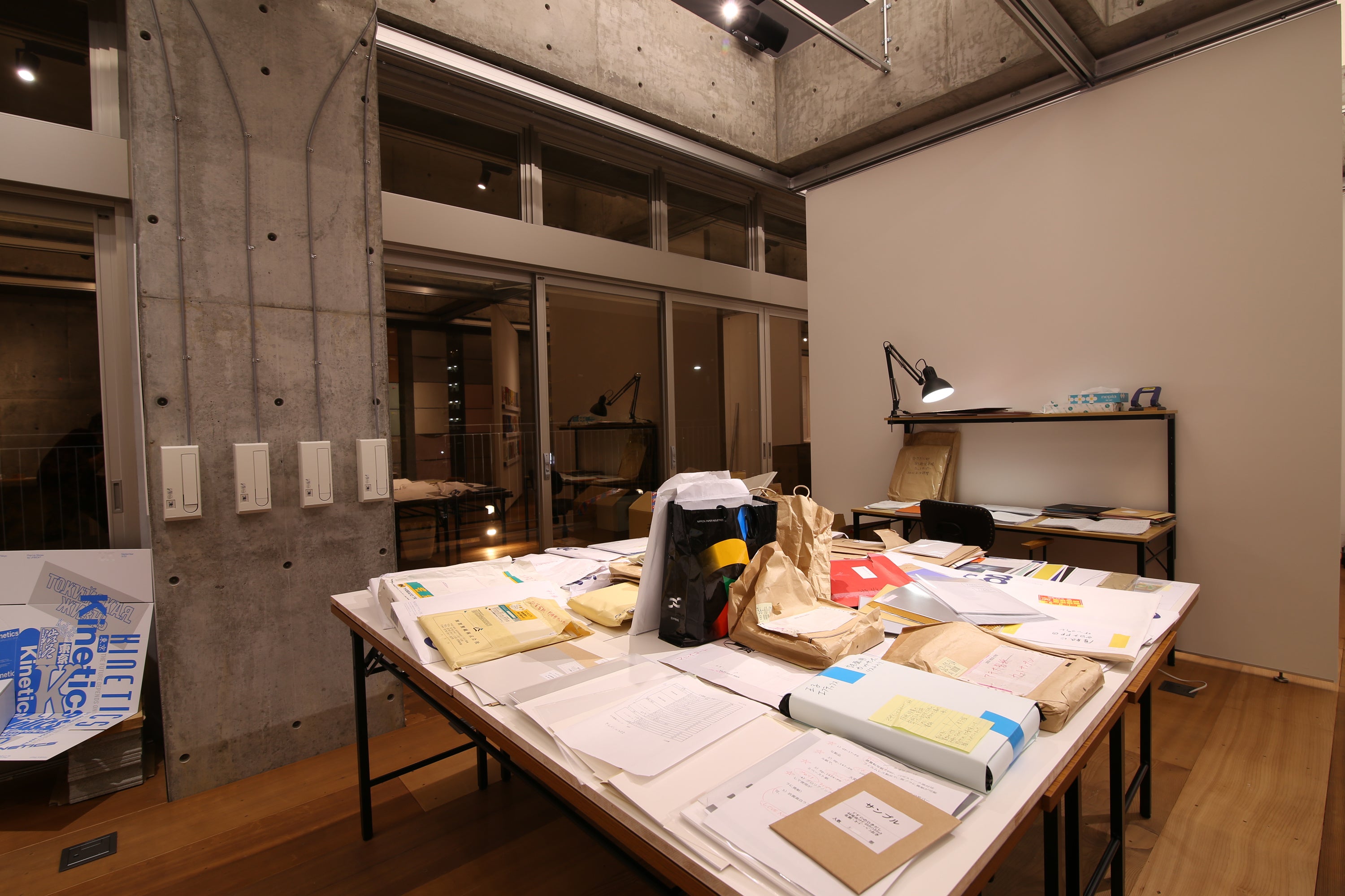 編集担当「あー！雑然とした感じがよく出てる！　ねぇ、こんな本当の裏側でいいの？！？！」