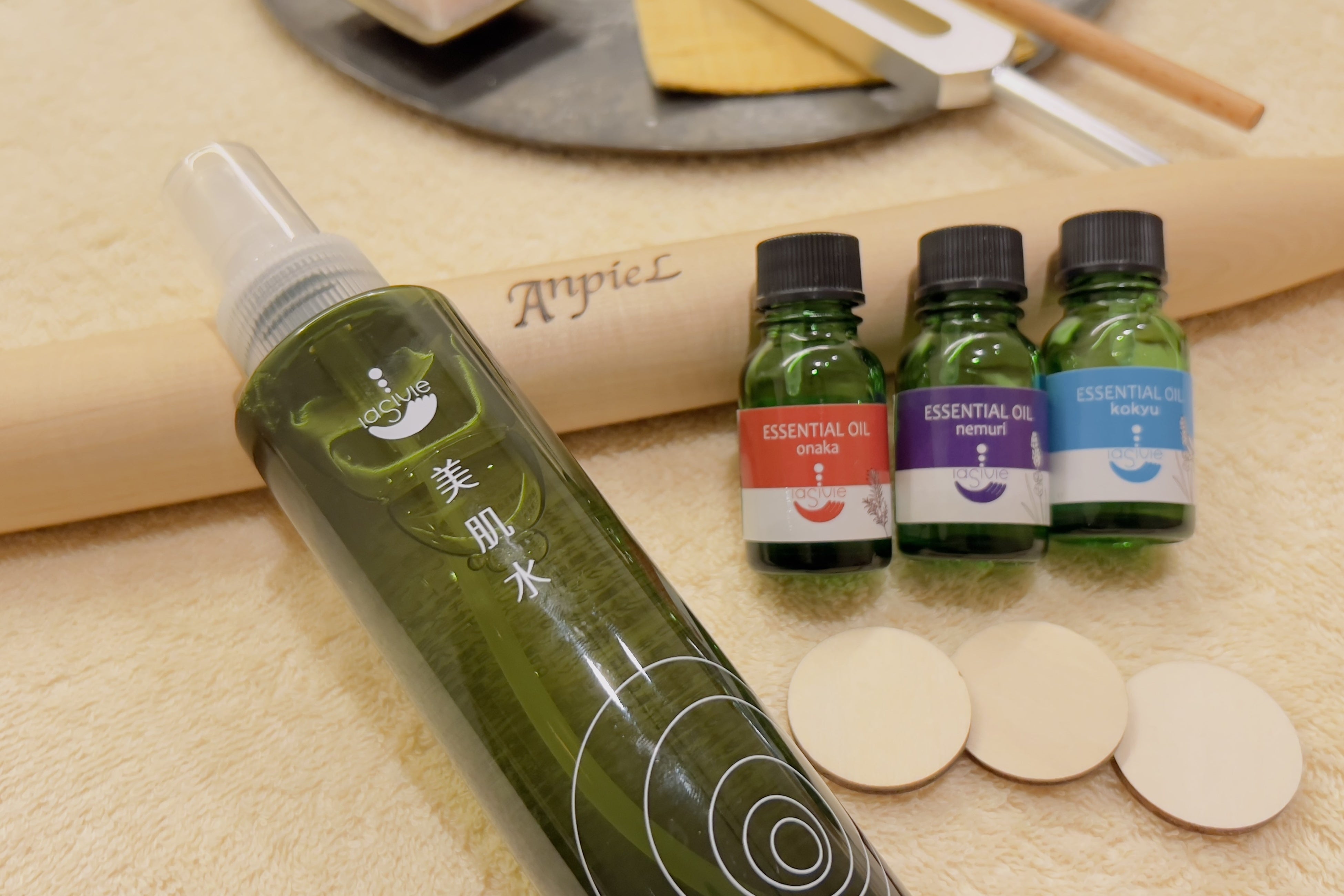 SPA特典・左から温泉美肌水、ひばめん棒、３種類の選べるアロマ