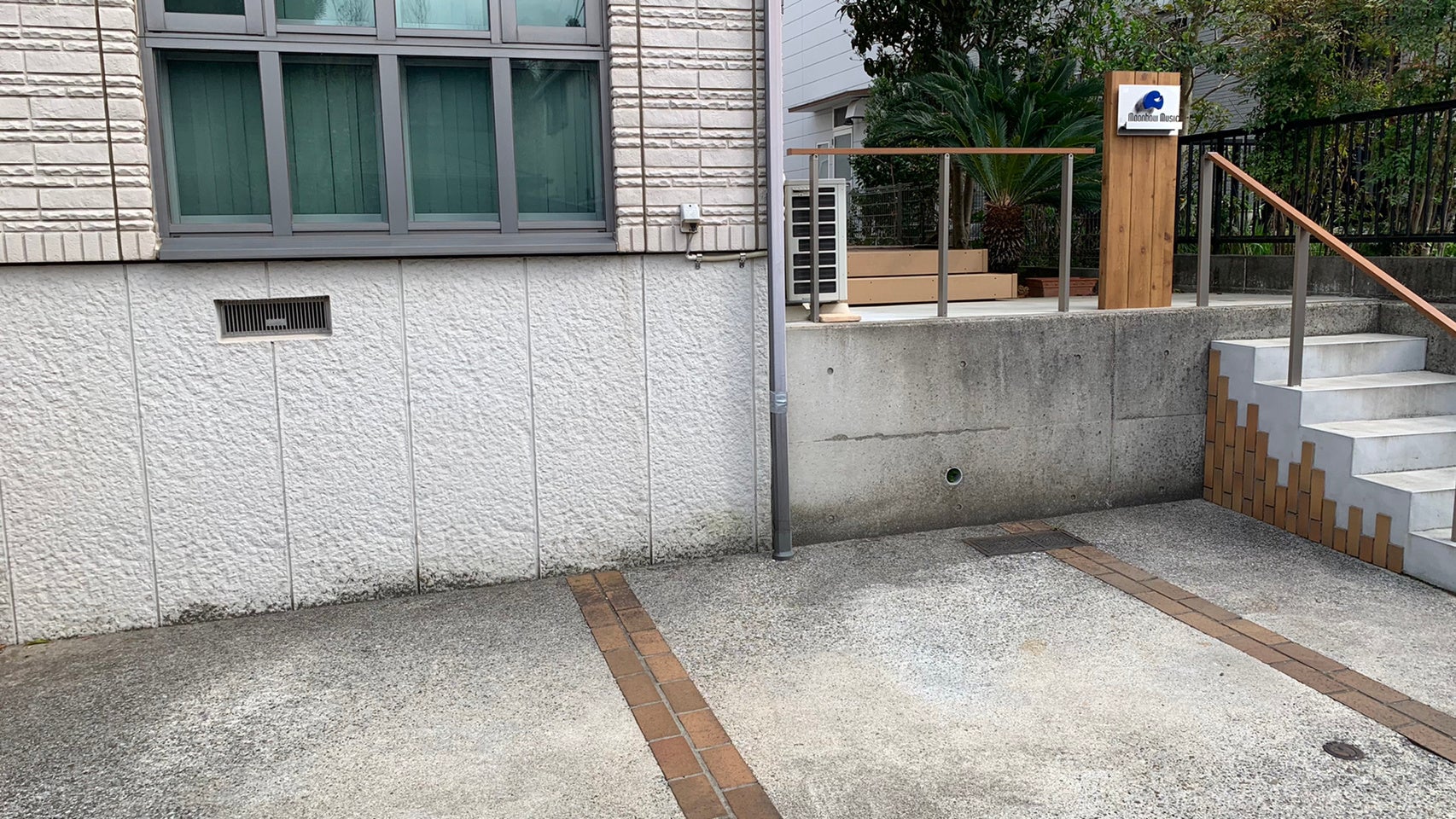 2台まで駐車可。車高制限無しのスタジオ併設無料駐車場。