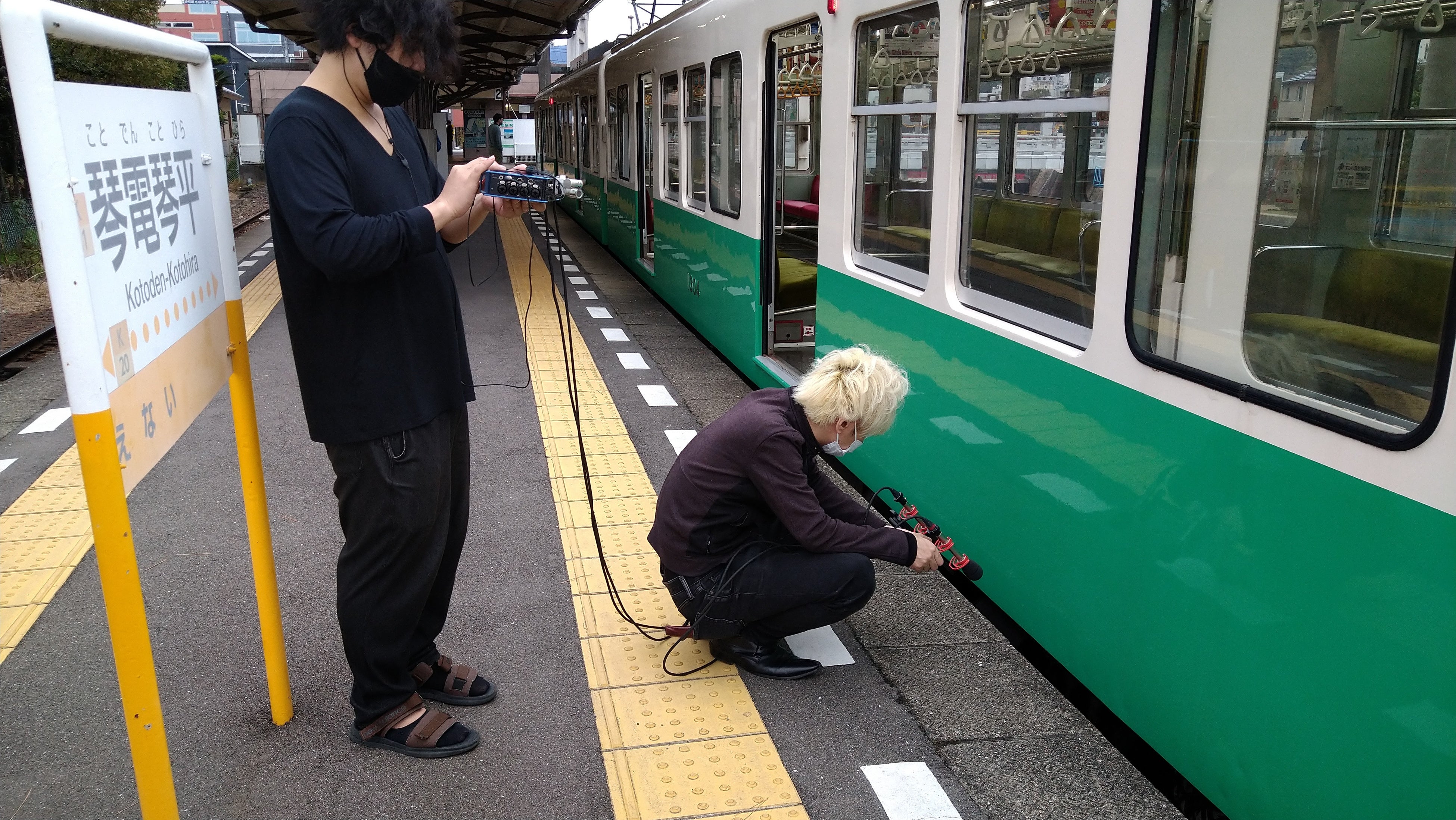 車輪の音、駅のホームの音など、効果音用の音声素材を別途録音