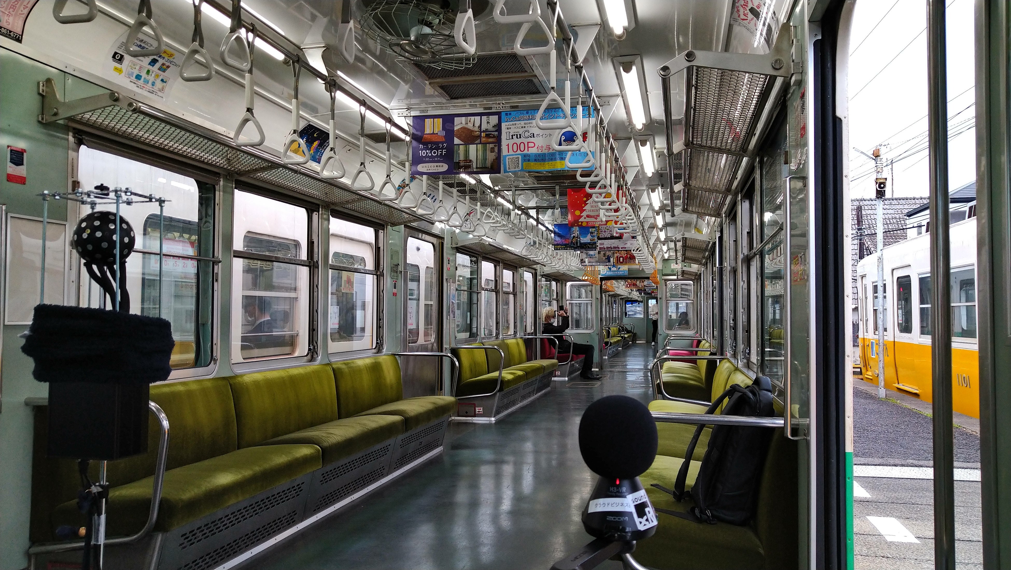 琴電の車両内を立体音響用マイクで収録する様子