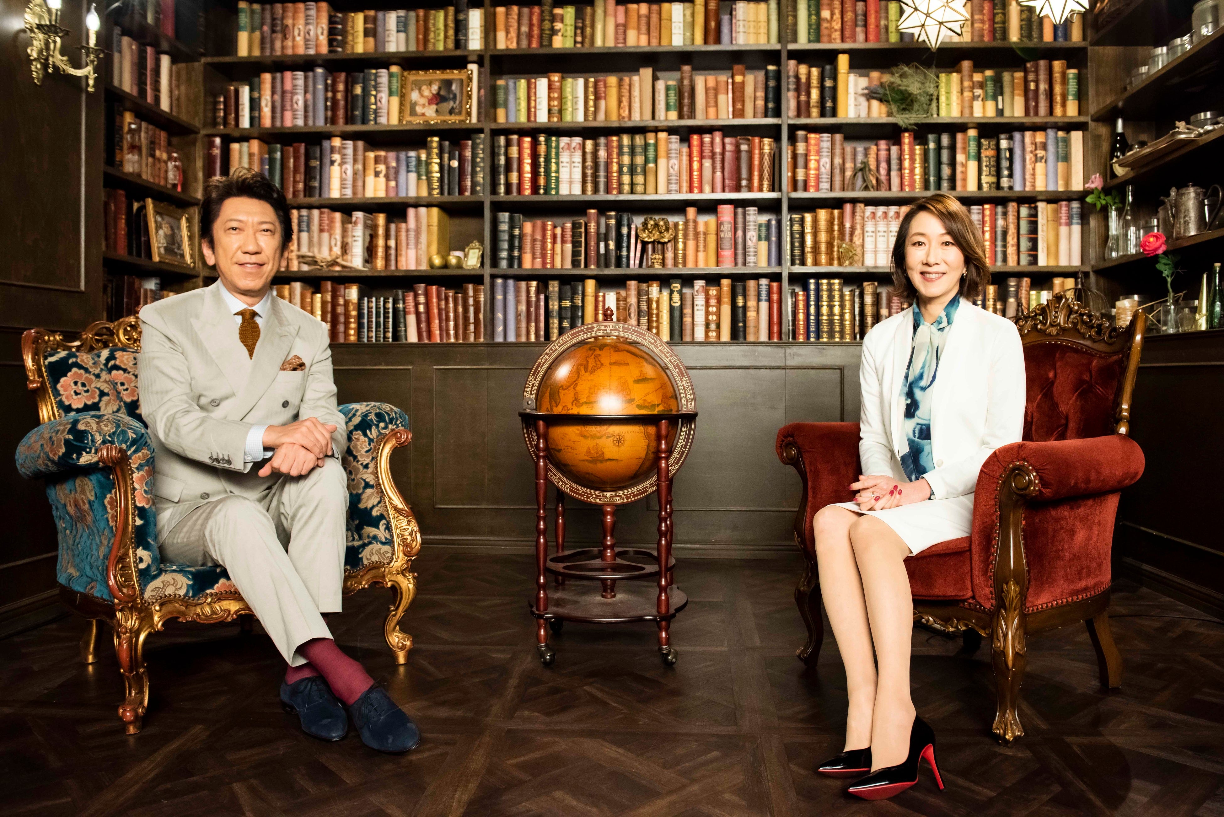 インタビューでライブ当時を振り返る布袋寅泰。インタビュアーは長野智子。