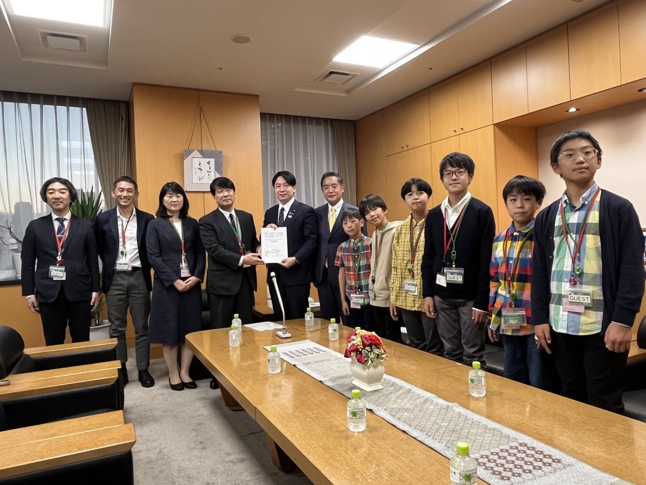 左から放課後NPOアフタースクール代表理事 平岩国泰氏、元陸上選手 為末大氏、京都ノートルダム女子大学 石井浩子教授、早稲田大学前橋明教授、小倉將信大臣、井上信治衆議院議員、小学校高学年児童