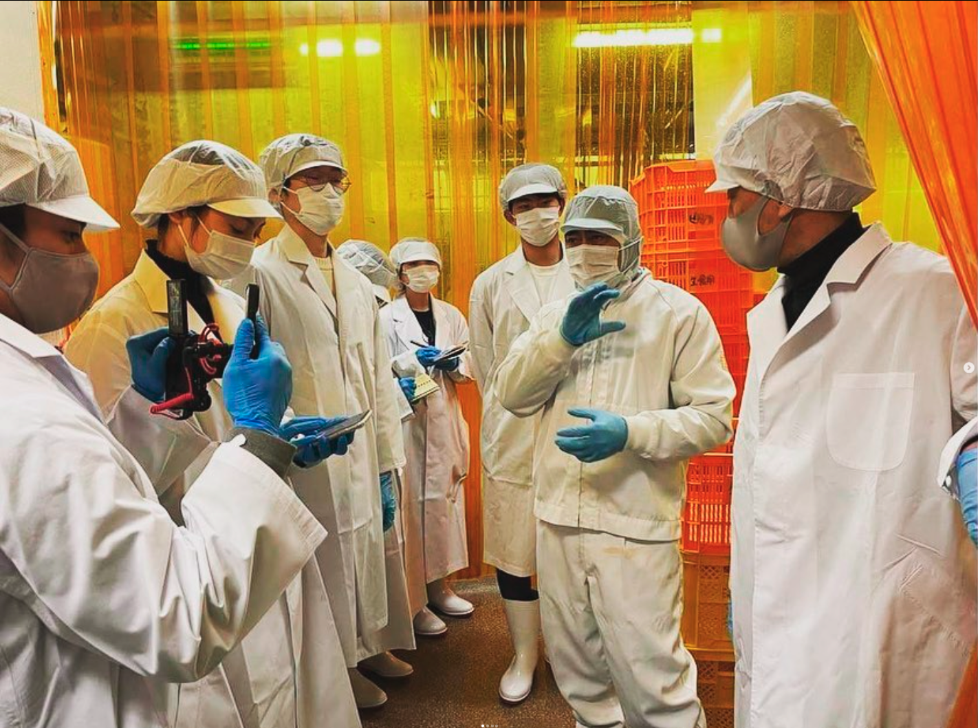 食品加工工場にて野菜の端材の発生状況を見学