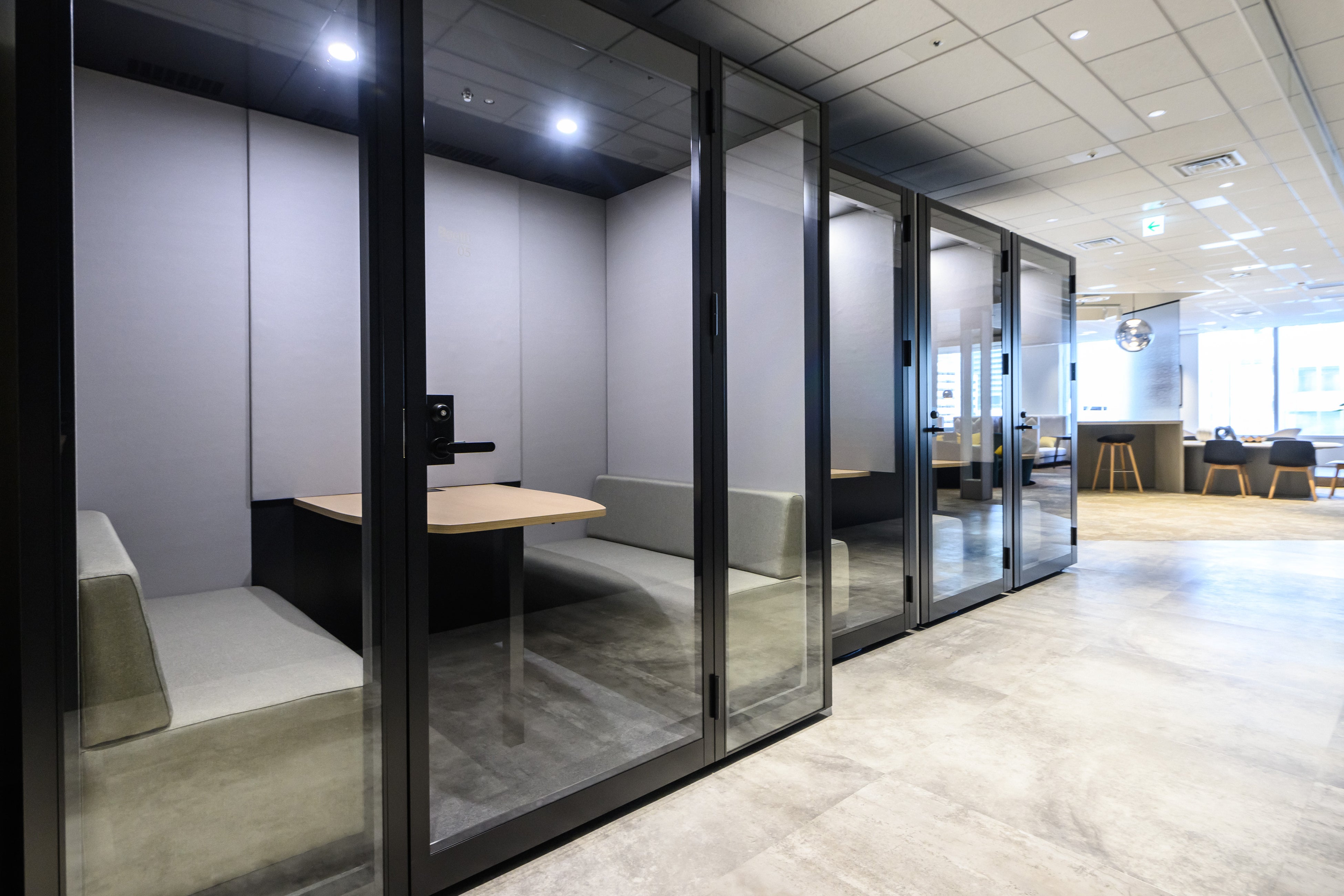 1人用または2人用防音ブースを合計11台設置し、オンラインコミュニケーションも推進