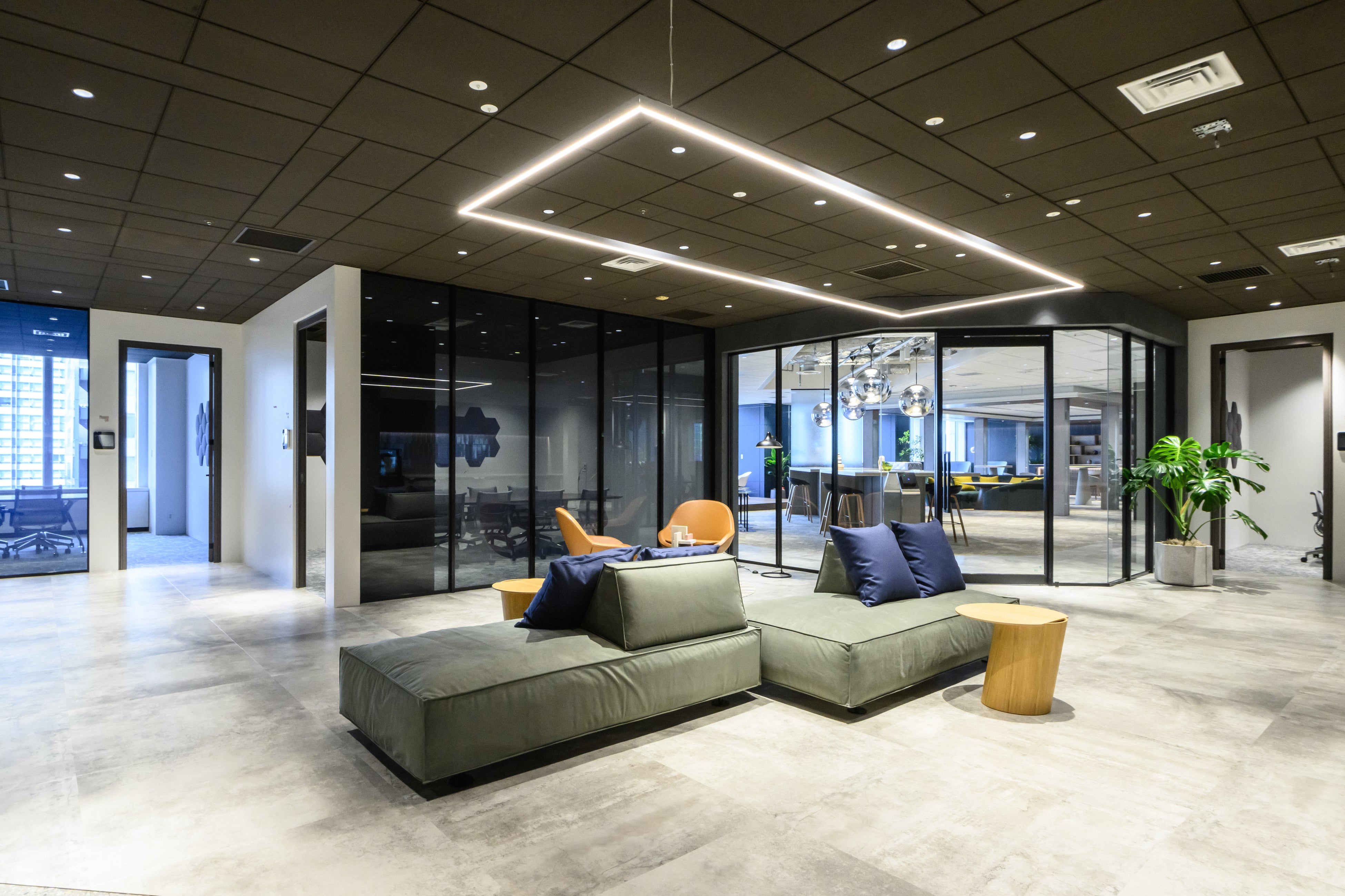 来訪者エリアから社内の様子が見える設計