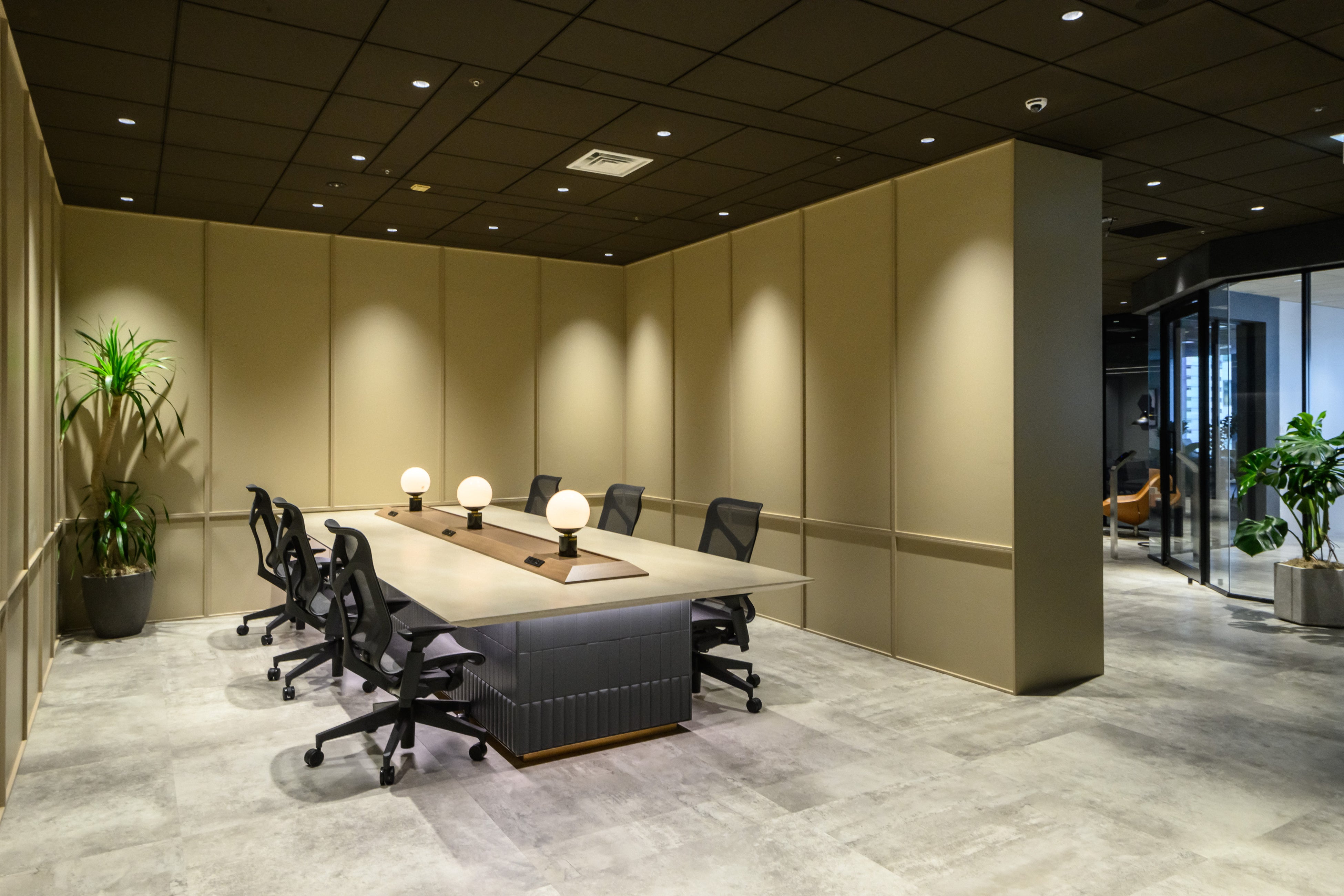 副業専用エリアは電源・専用インターネット・フォンブース完備で、スーパーフレックス制を活用して副業の業務・会議が終日可能