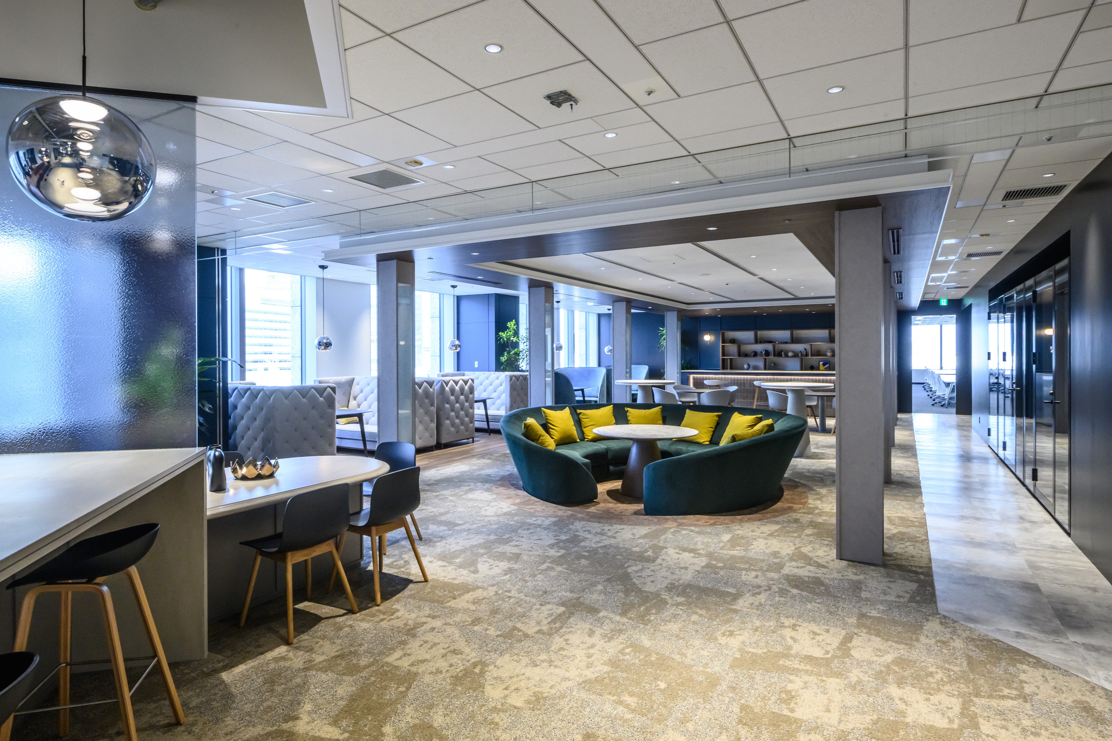 会議室や執務室とは雰囲気の異なる、活発なコミュニケーションをしやすい空間