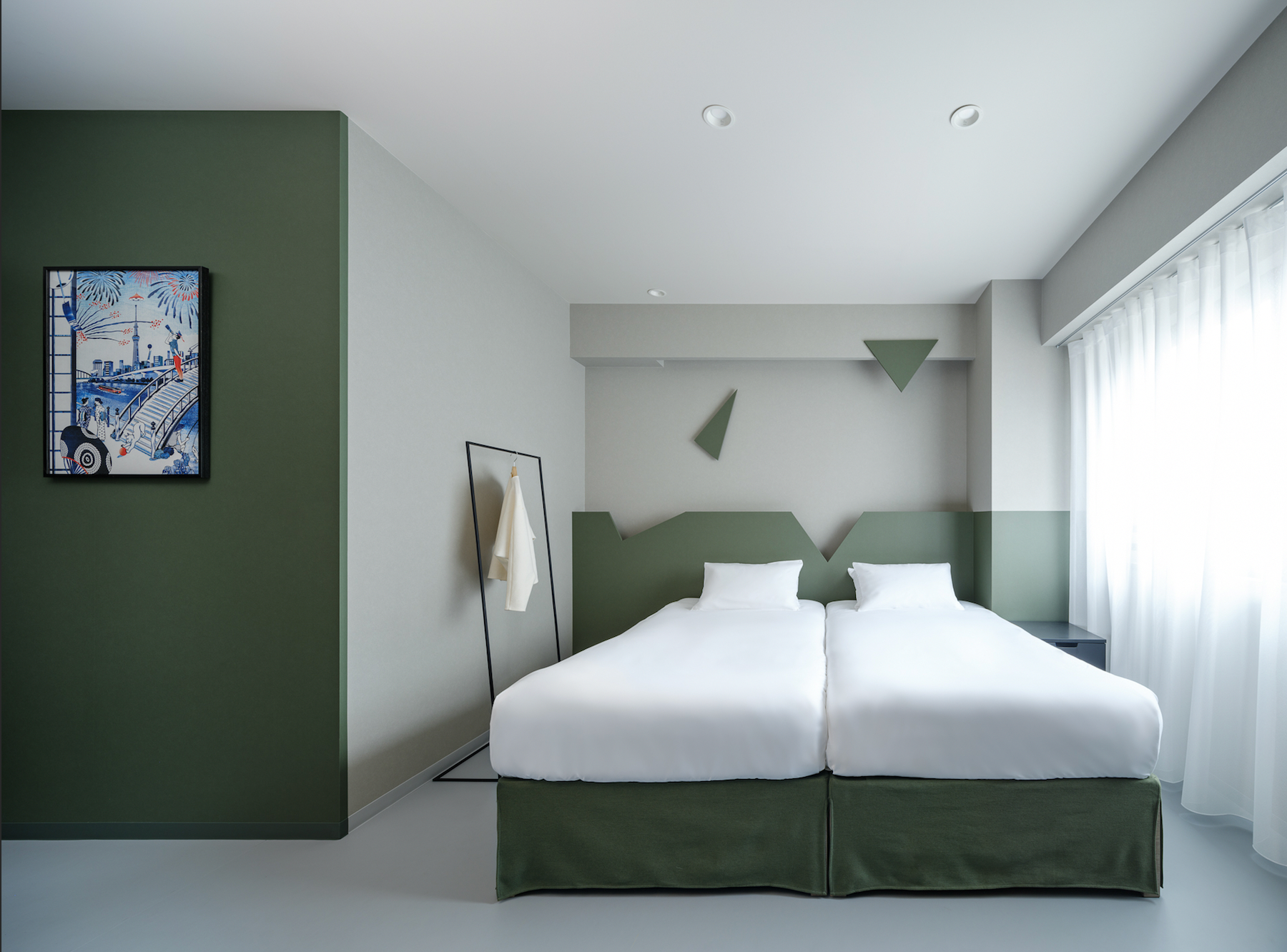 SECTION L Kuramae スタンダードルームとMiwa Gotoの作品（左）