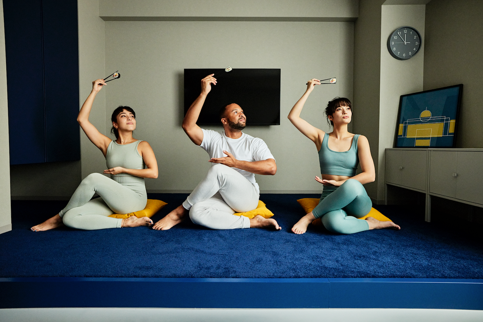 SECTION L Tsukiji　デラックスルームの「小上がり」とShinpei Onishiの作品（右）