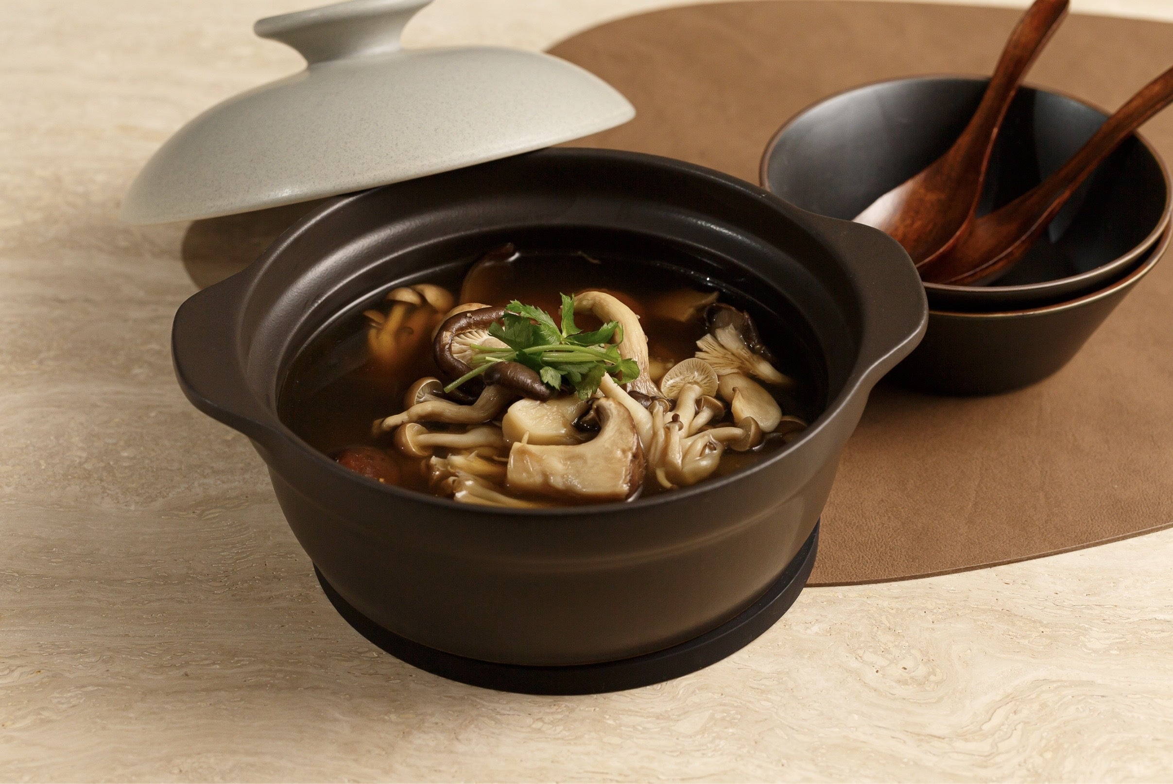 ととのう薬膳きのこスープ「もう一度ととのう」 何度も試作を重ねて開発したBAR SAUNAのシグネチャーメニューです。体に良いたっぷりの薬膳スパイスと8種類の大ぶりのきのこを使用したヘルシーなスープです。