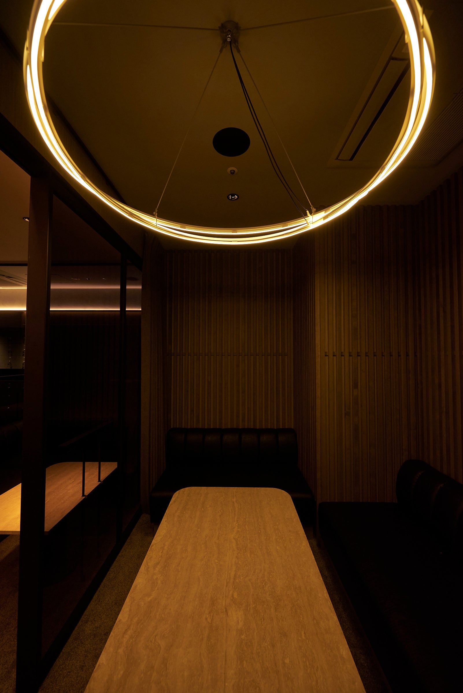 バーラウンジ内個室の照明はロゴマークを模して特注しました