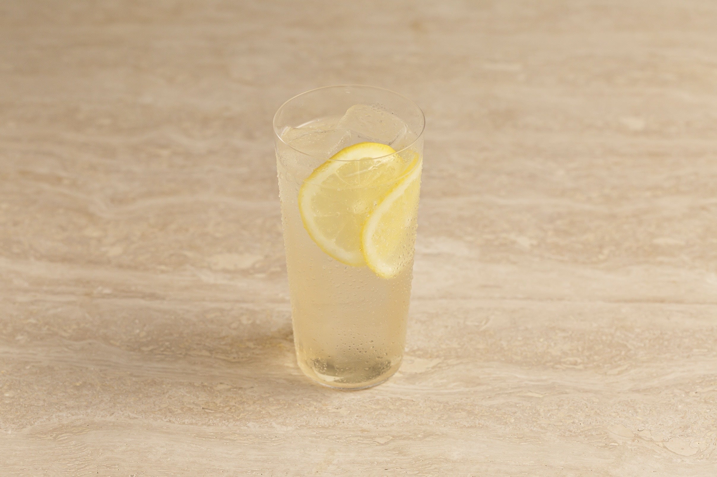 BAR SAUNAレモンサワー「サウナ上がりの究極の一杯」 生レモンのフレッシュさ、適度な皮の苦味に加え、スパイスの長い余韻が残るBAR SAUNAのシグネチャードリンクです。