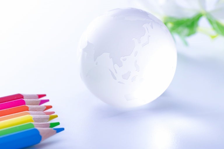 地球儀とカラフルなペン