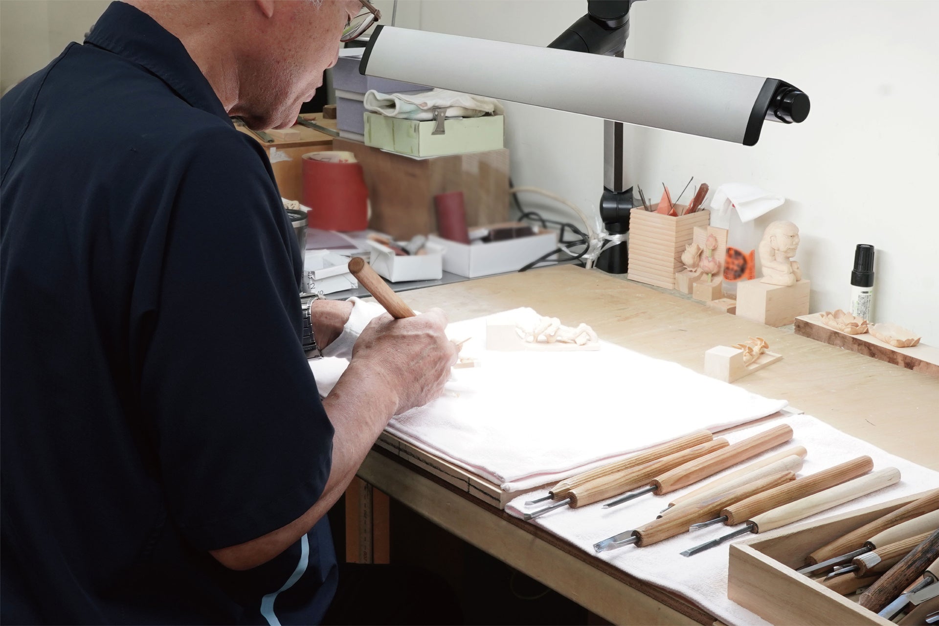 彫刻師の作業風景