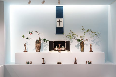 新作の陶仏、仏具が並ぶ。浅井竜介展「神宿る森羅万象の片鱗」銀座にて開催中 新作の陶仏、仏具が並ぶ。浅井竜介展「神宿る森羅万象の片鱗」銀座にて開催中