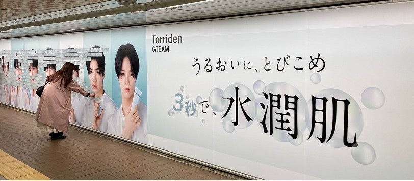 サンプルを手に取っていただく様子