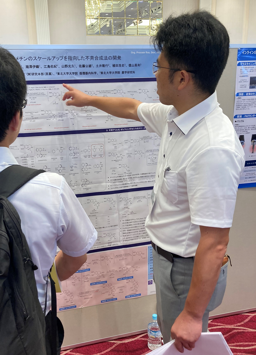 研究成果の説明を行う山田 雅俊
