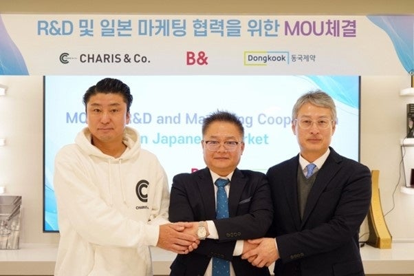 ビアン本社で行われた戦略的協約式。左かカリス代表取締役社長、ビアン代表取締役社長、東国製薬副社長。