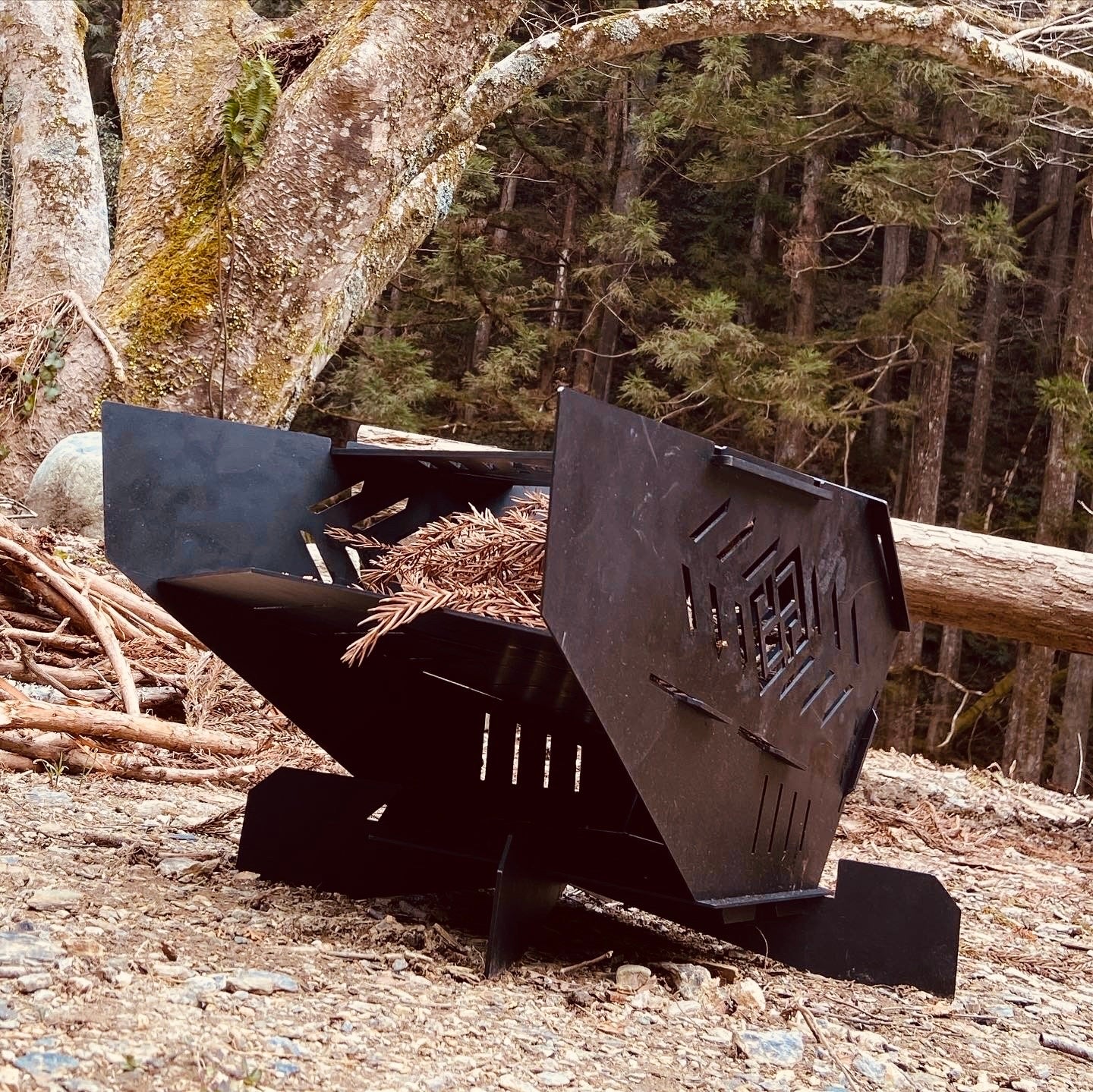 Ramu×Kana（組立式焚き火台）