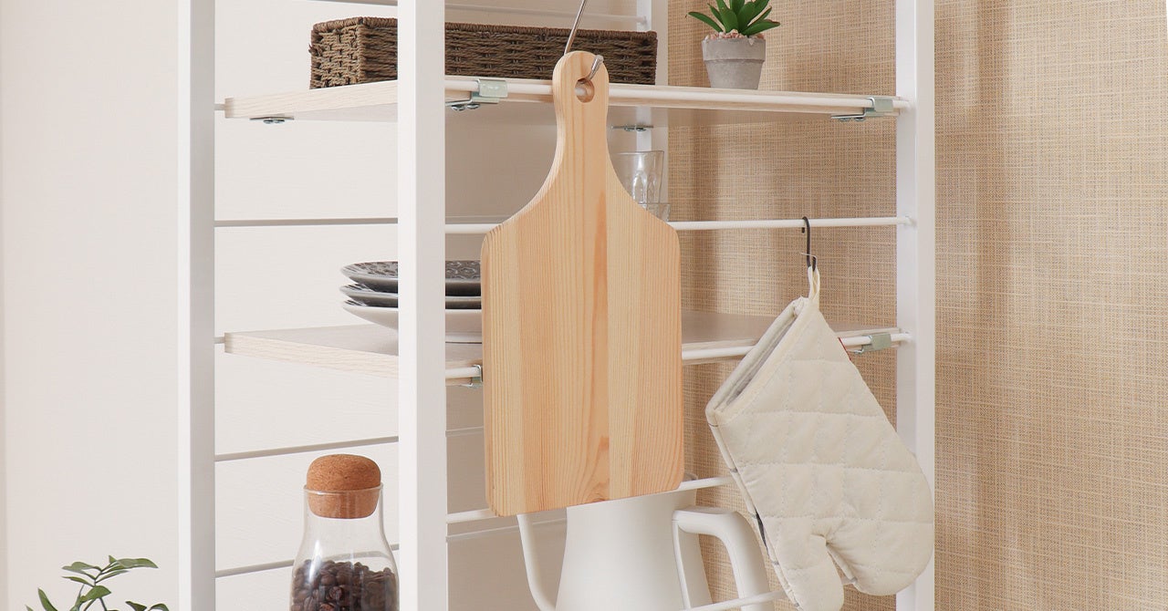 サイドフレームにの市販のS字フックを使い、ひっかけ収納も