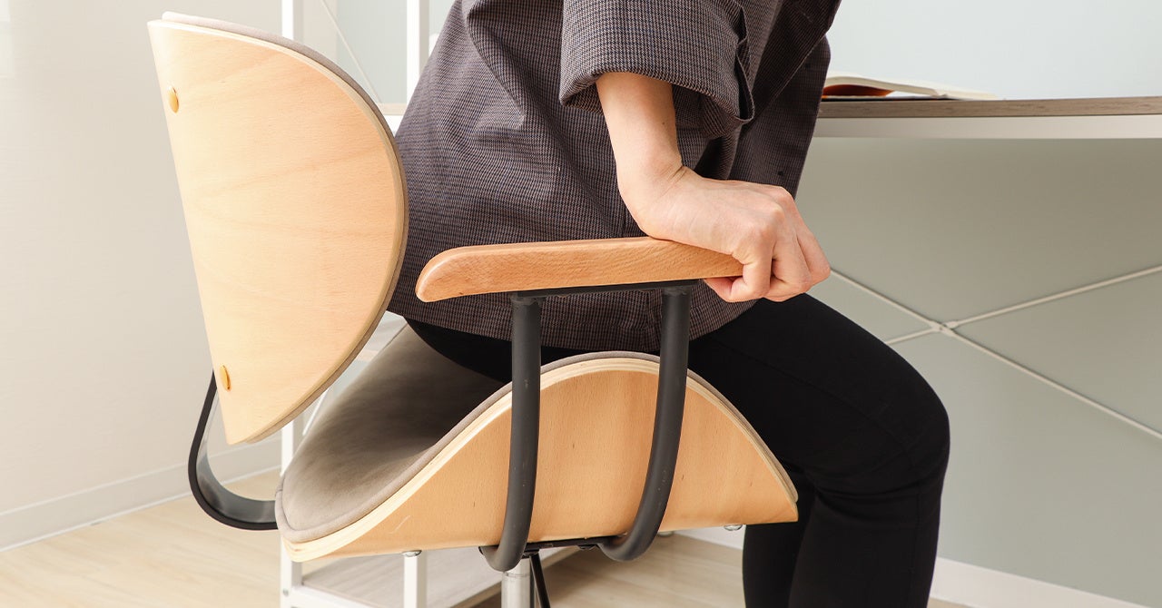 ヤマソロ」成形合板による大胆なカーブが美しい肘付きデスク