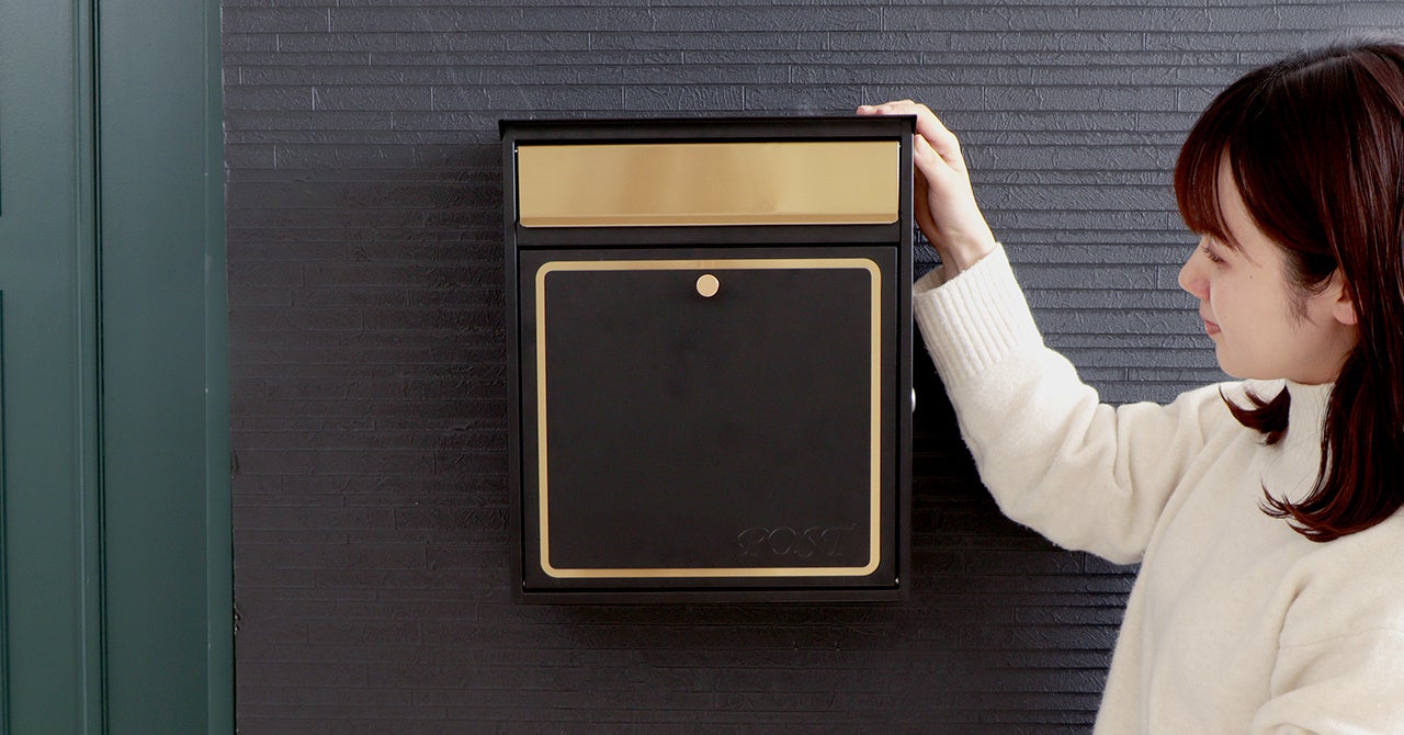 ヤマソロ」ゴールドの輝きを放つ壁掛けポスト aureole（オレオル）を