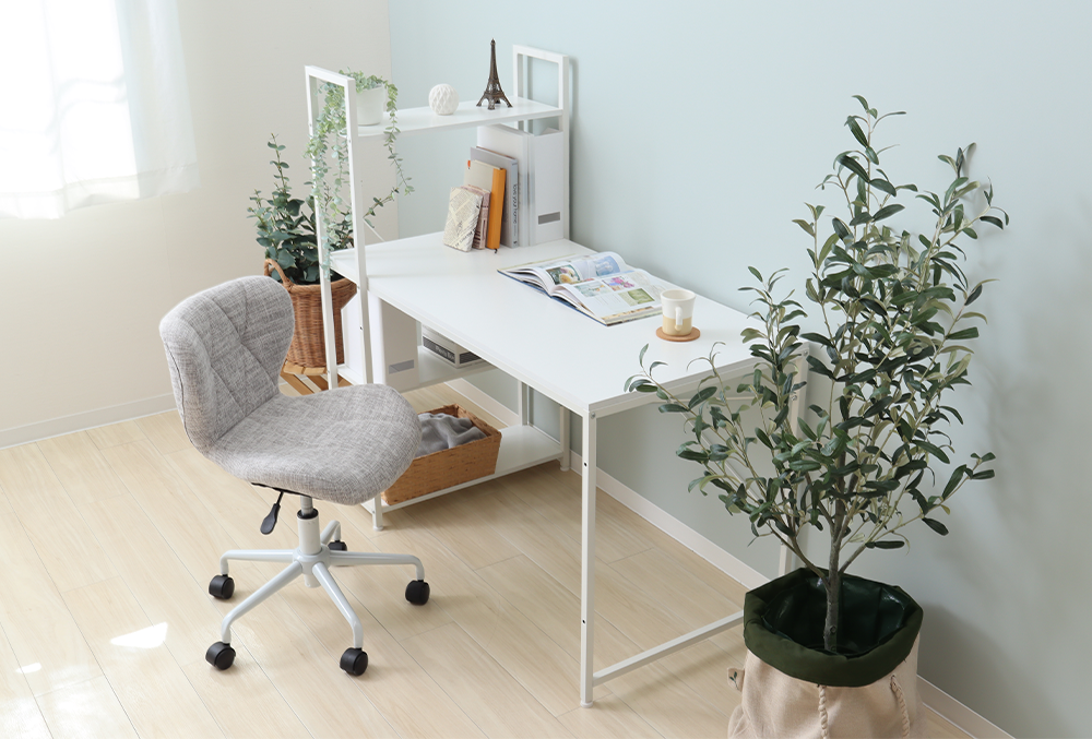 ヤマソロ」座ったまま手が届く快適デザインのデスクからホワイト色が