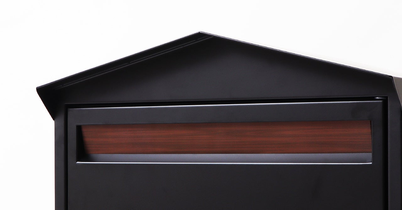 三角屋根がまるでバードハウスのよう。木目がアクセントに。