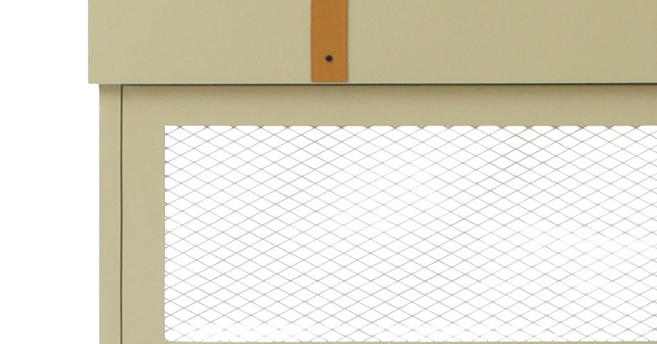 鉄製のダイヤ型メッシュニットがインダストリアルな雰囲気を醸し出している