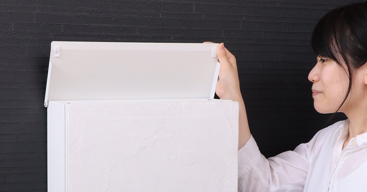 投函口を隠すことで、雨の侵入を防ぎ、見た目もスタイリッシュに