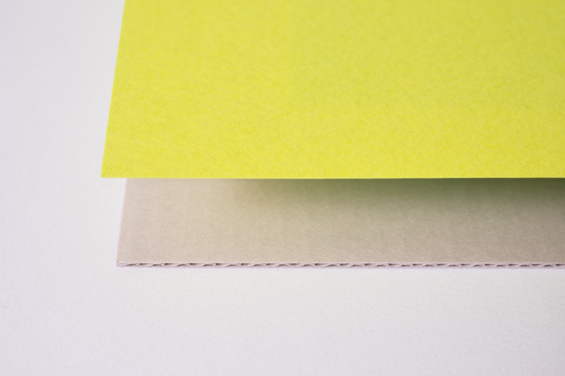 両面段ボール（3層構造）へ、多彩なファインペーパーを貼り合わせることができます。