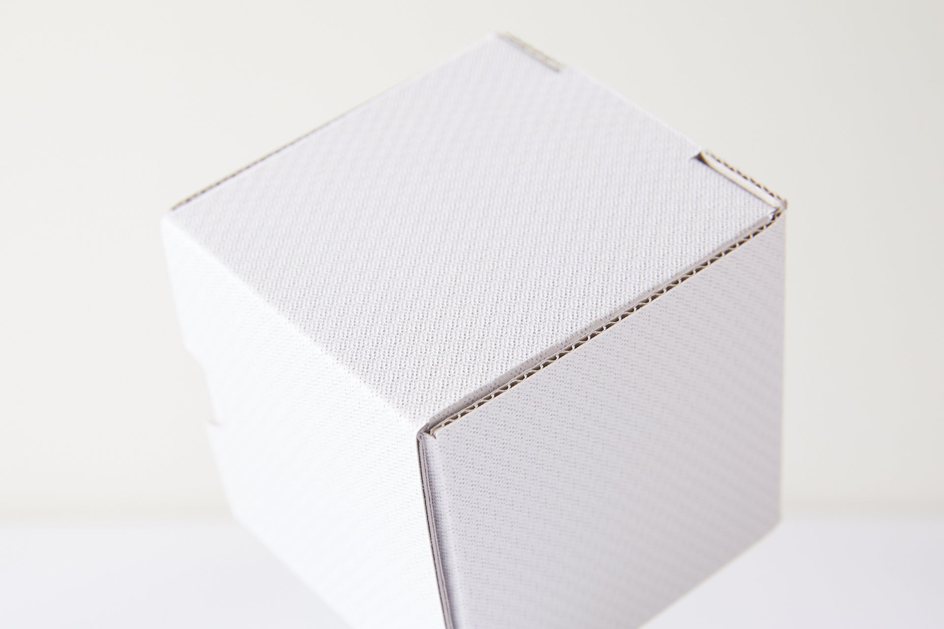 凹凸のあるエンボスペーパーを使うと、より質感の豊かなパッケージに。