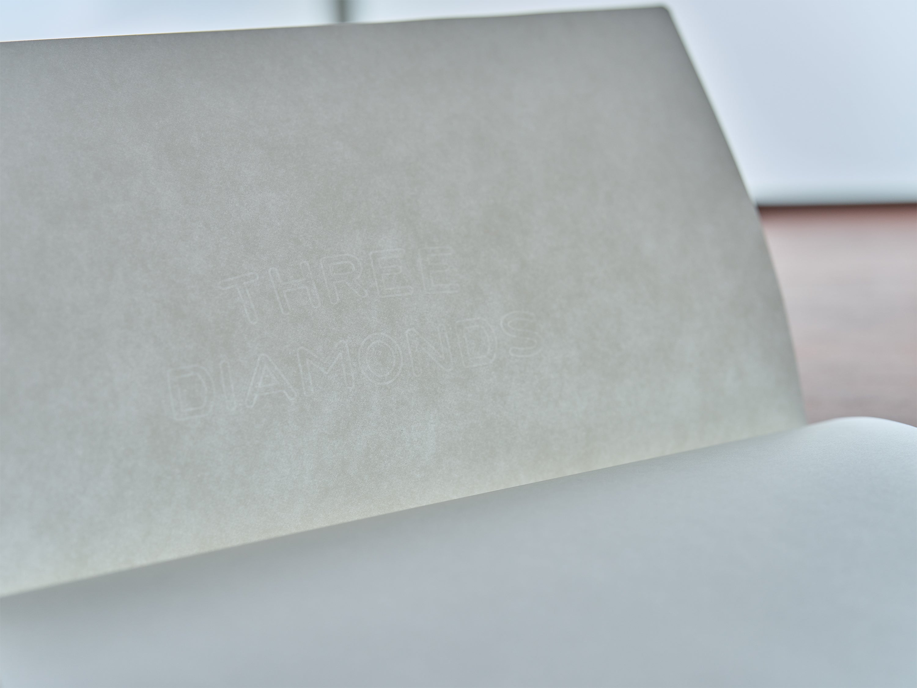 「THREE DIAMONDS」の透かし模様が入った《バンクペーパー》