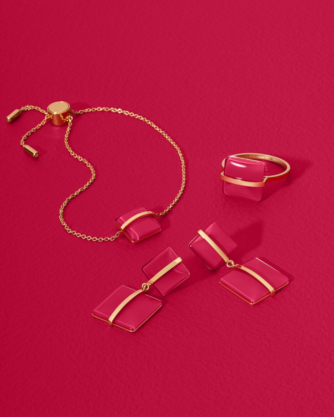 ブレスレット¥11,550・リング¥9,350・ピアス¥11,550