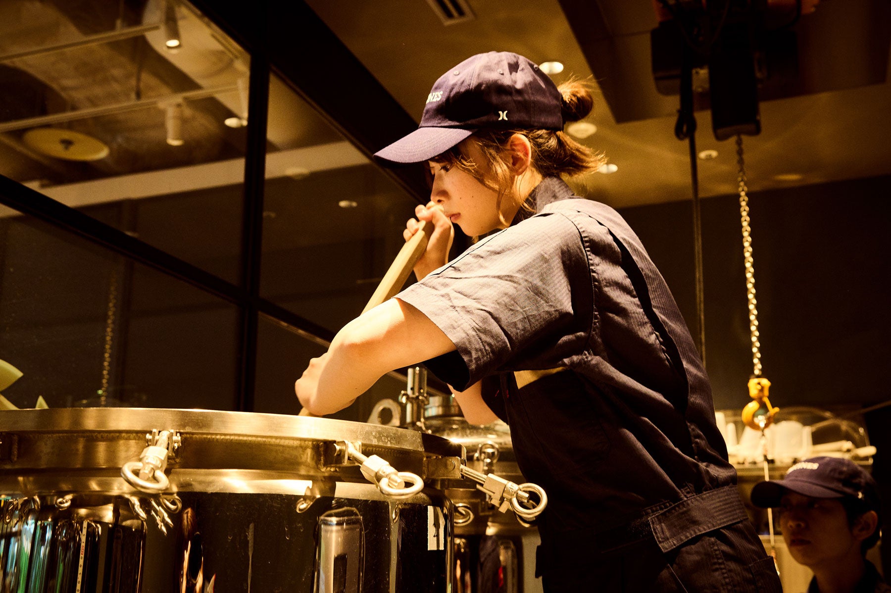 ビール醸造の工程をこなすスタッフ