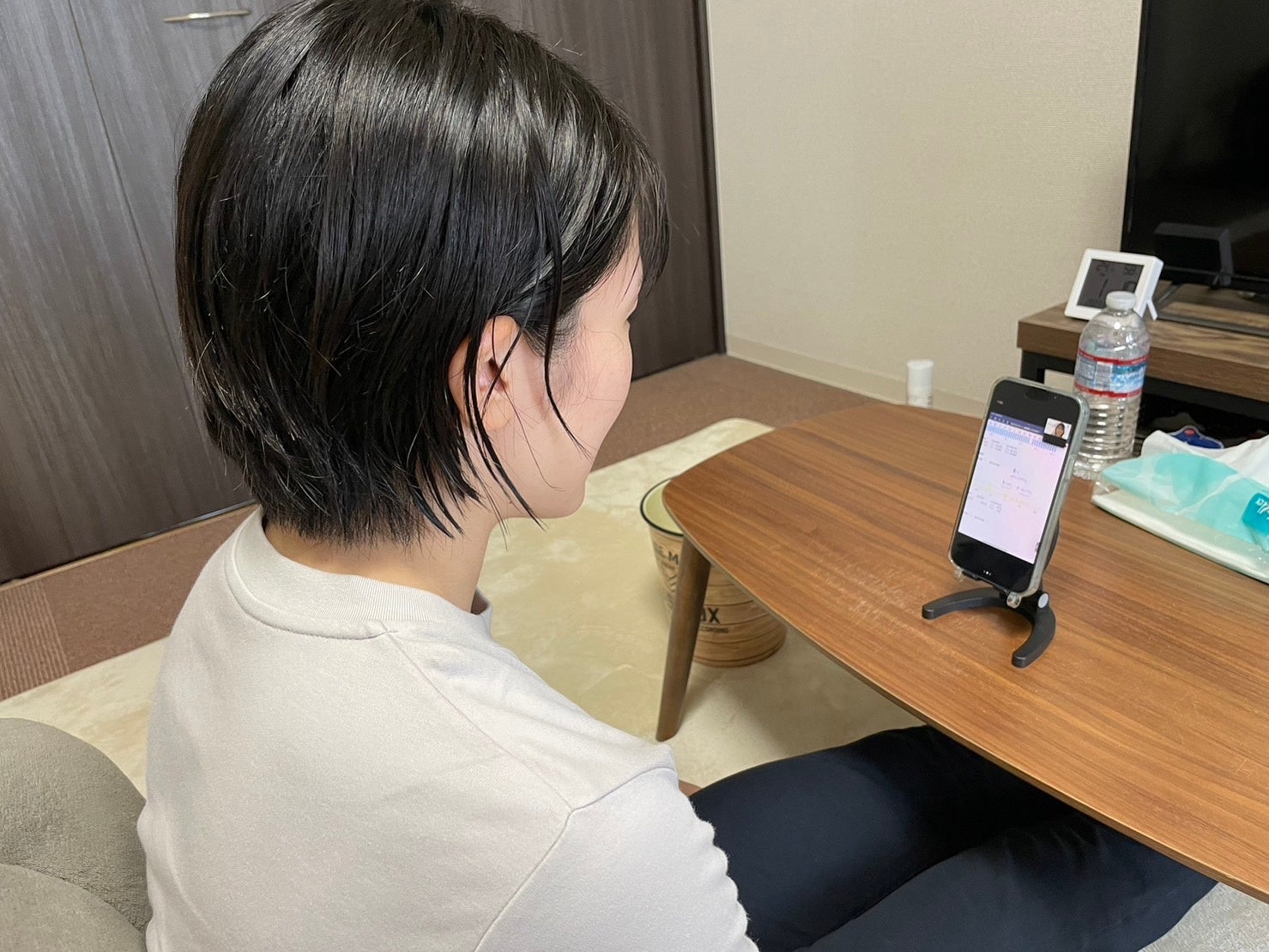 パーソナルトレーナーによる睡眠のオンラインアドバイスを受ける谷藤悠選手