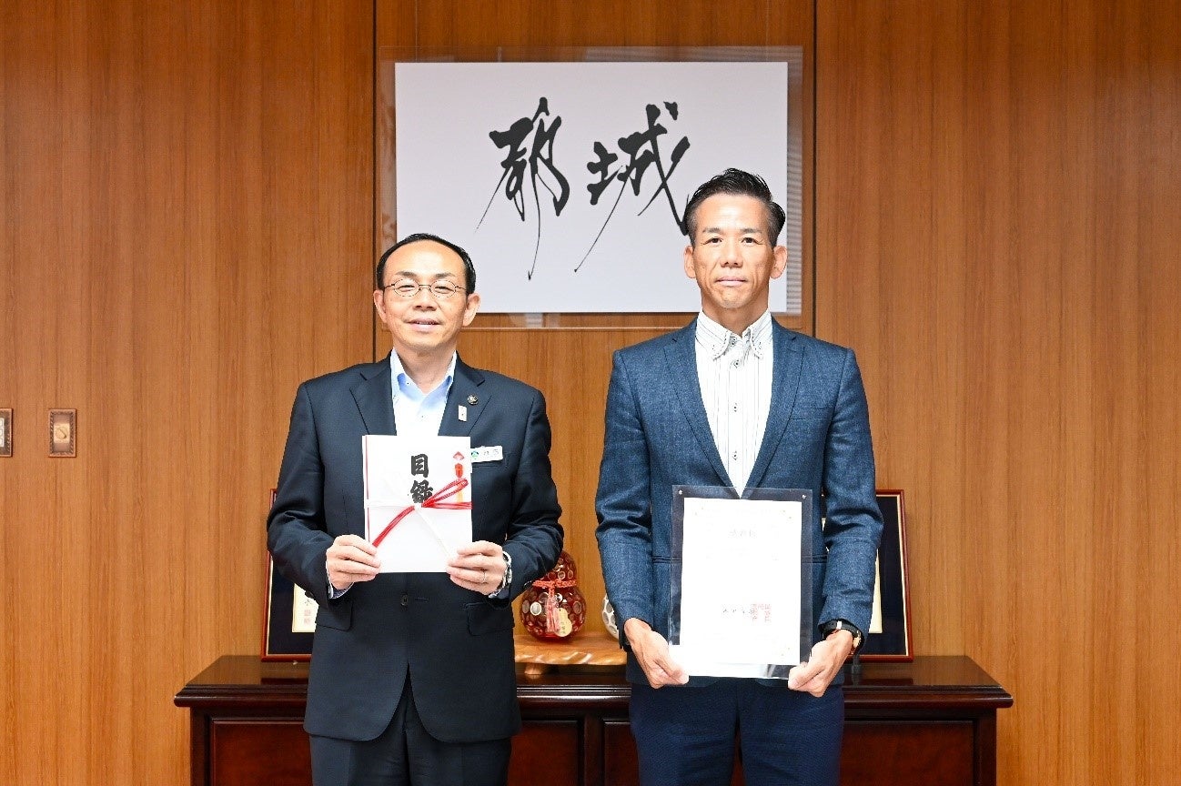 ㈱山﨑紙源センター 上岡常務取締役と池田市長