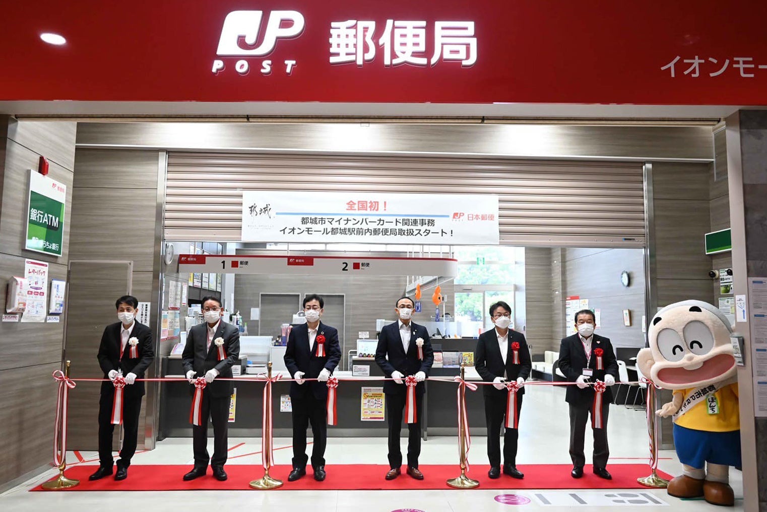 テープカットの様子