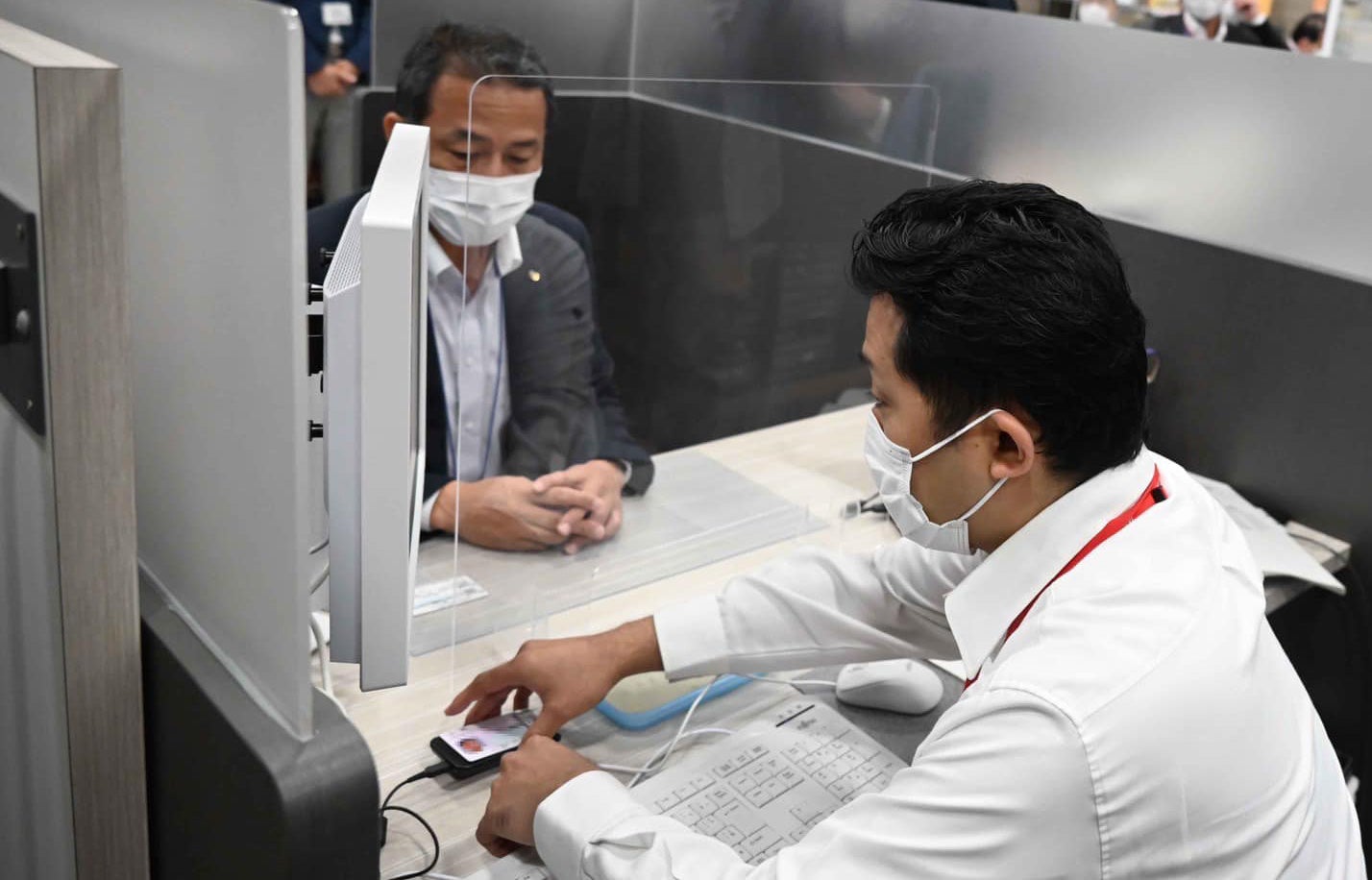 タッチパネルを使った手続き