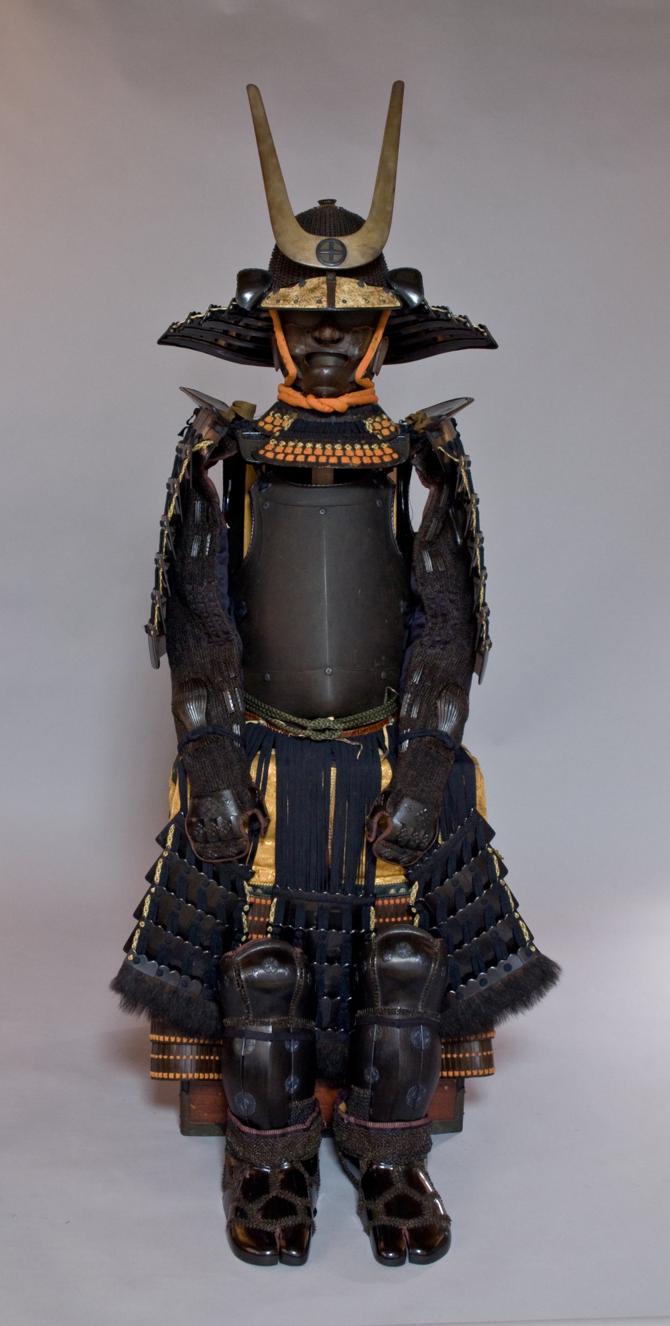 練革錆色塗両引合南蛮胴具足：全期間展示