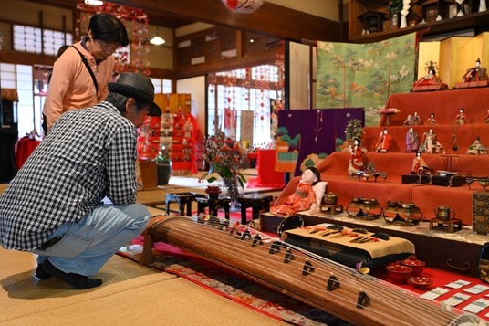 旧後藤家商家交流資料館で色鮮やかなひな人形がお出迎え 旧後藤家商家交流資料館で色鮮やかなひな人形がお出迎え