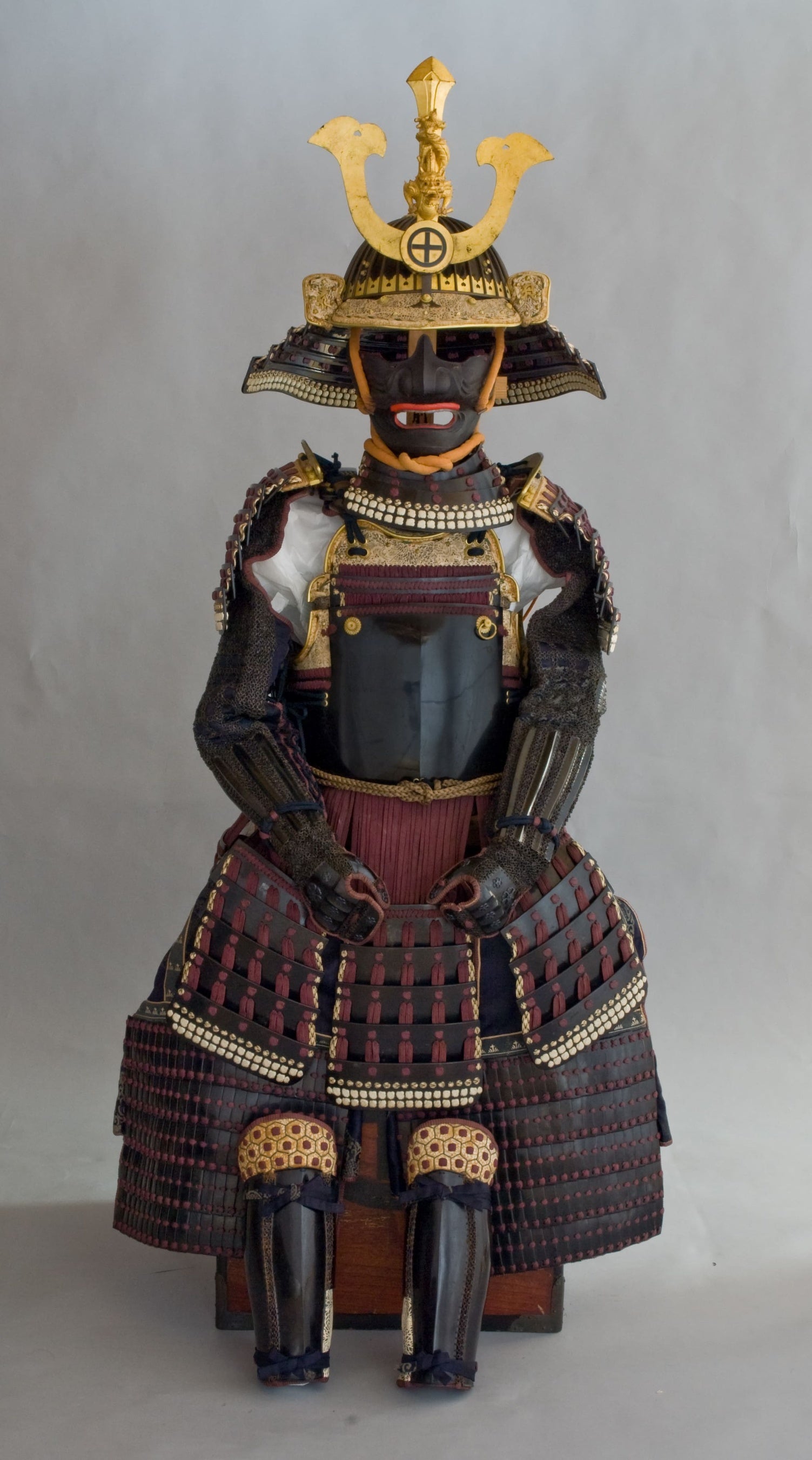 練革黒漆塗紫糸威鳩胸二枚胴具足