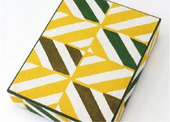 桂樹舎： 富山市の伝統工芸「八尾和紙」を製造。独自開発した強製紙という丈夫な紙に型染技法で、オリジナルの柄と色合い、優しい手触りを生かした商品を生み出しています。