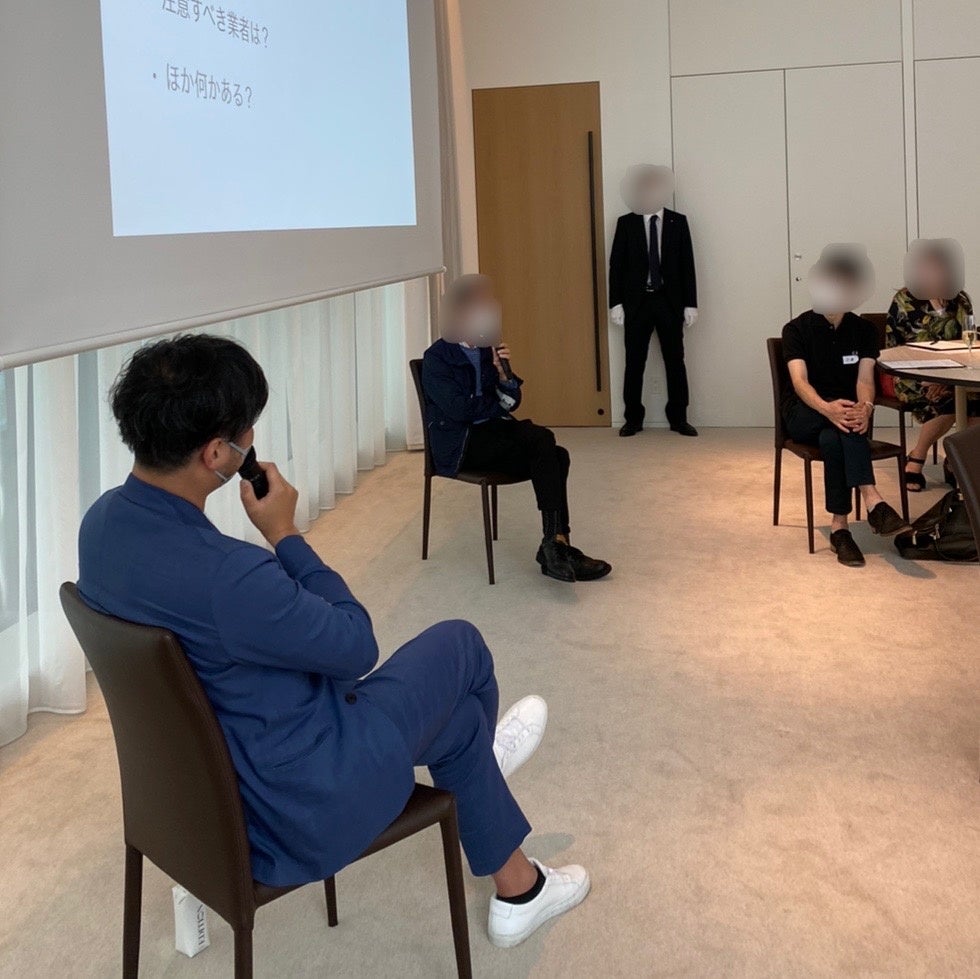 会場での代表渡辺とコレクターの方の座談会の様子