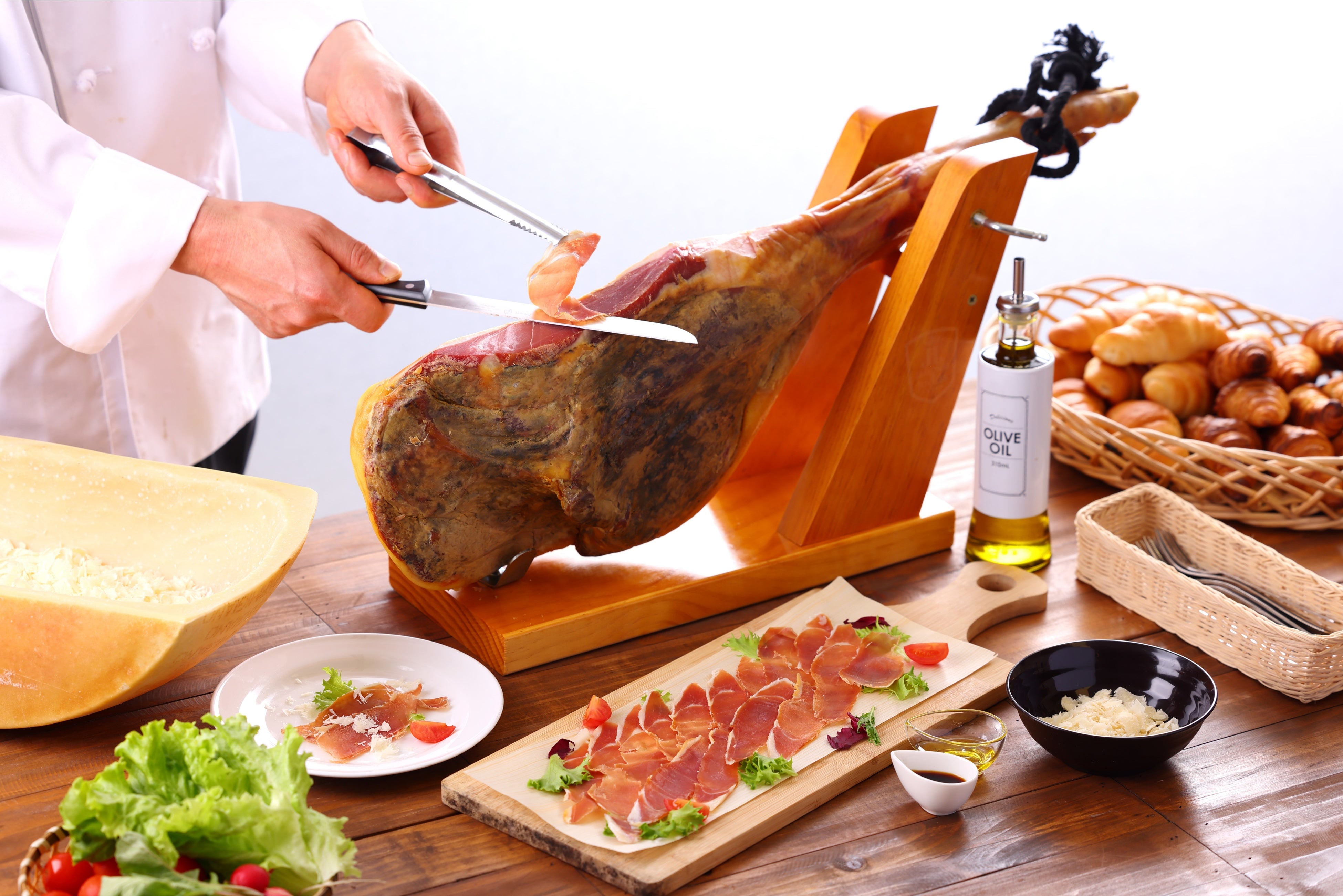 朝から生ハムを♪チーズとオリーブオイルで贅沢なひとときを